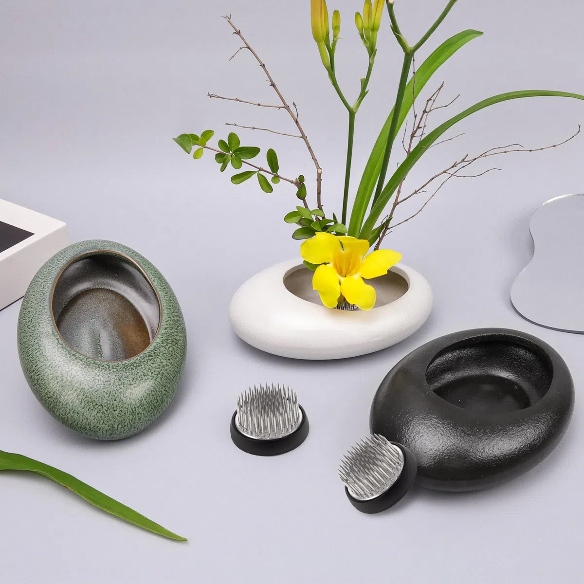 Folmywy Japanisches Keramik Ikebana Vasen Set mit 4cm Blumenhalter Kenzan Schwarz Kieselsteinförmiger Blumenarrangement Schale Blumenschmuck für Hochzeiten Teestuben Wohnkultur