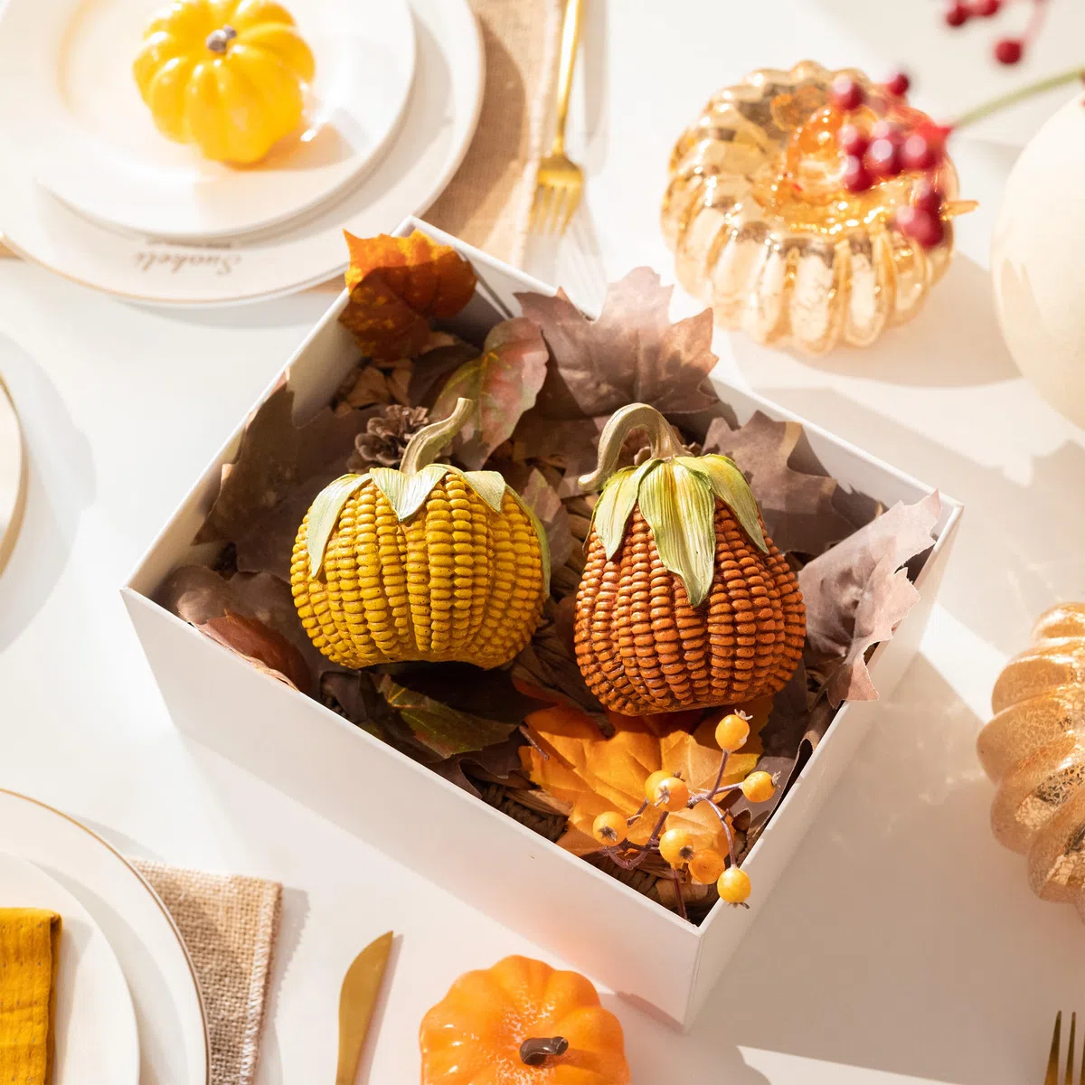 Valery Madelyn 2er Künstlich Kürbis für Herbstdeko Halloweendeko,Innen und Außen,Simulation Kürbisse in Maiskornmuster aus Kunstharz,Fall Decor Tischdeko,Geschenk Thanksgiving,10/12cm(M)