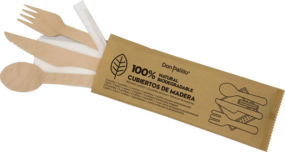 50 Sets Einweg-Holzbesteck, verpackt in Kraftpapier. Jedes Set enthält 1 Gabel + 1 Messer + 1 Löffel + 1 Papierserviette + 1 Zahnstocherpackung. Ind. Insgesamt 50 Sätze