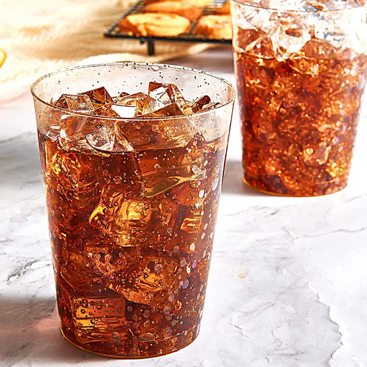 CYH 50 Stück Mehrweg Plastikbecher mit Silberglitter, 300ml Transparent Partybecher Wiederverwendbare Runde Trinkbecher Elegante Party Weingläser für Party Hochzeit Geburtstag Picknick (Silber)