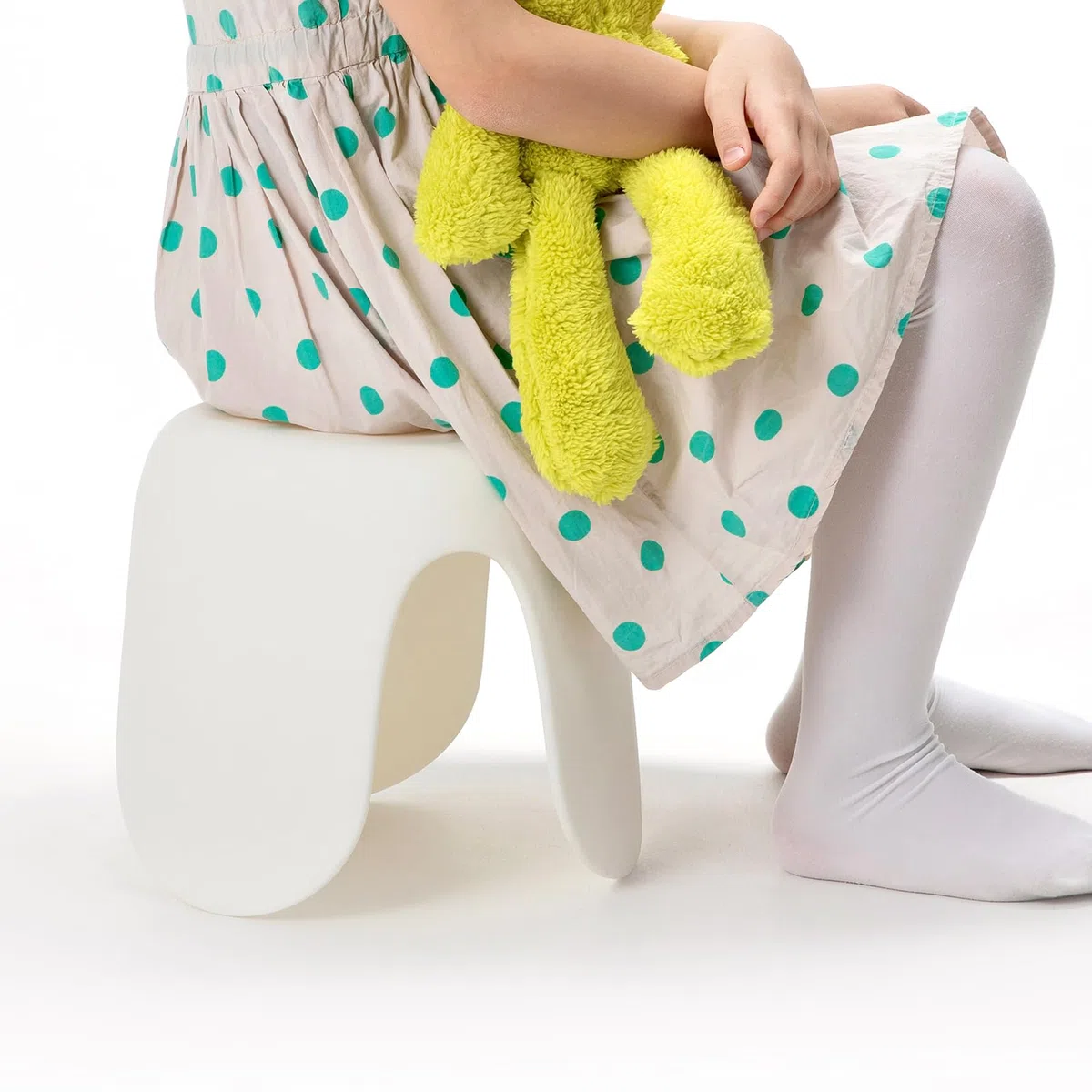 SHIMOYAMA Kinderhocker, 25cm hoher Fußhocker für Kinder und Erwachsene, Kunststoffhocker, kleine Sitzfläche, hält bis zu 100 KG für den täglichen Gebrauch zu Hause, cremeweiß