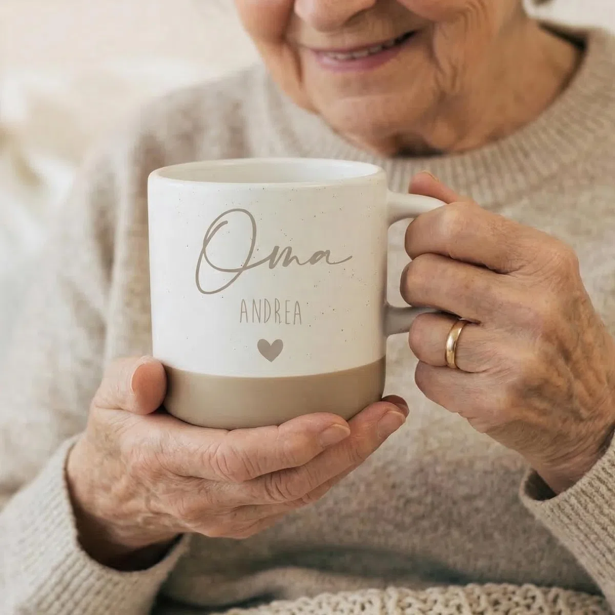 Personalisierte Tasse für Oma mit Name & Herz – Beste Oma Tasse Keramik 360 ml Geschenk Großmutter zu Weihnachten, Geburtstag, Muttertag oder Nikolaus – Personalisierter Kaffee & Teebecher