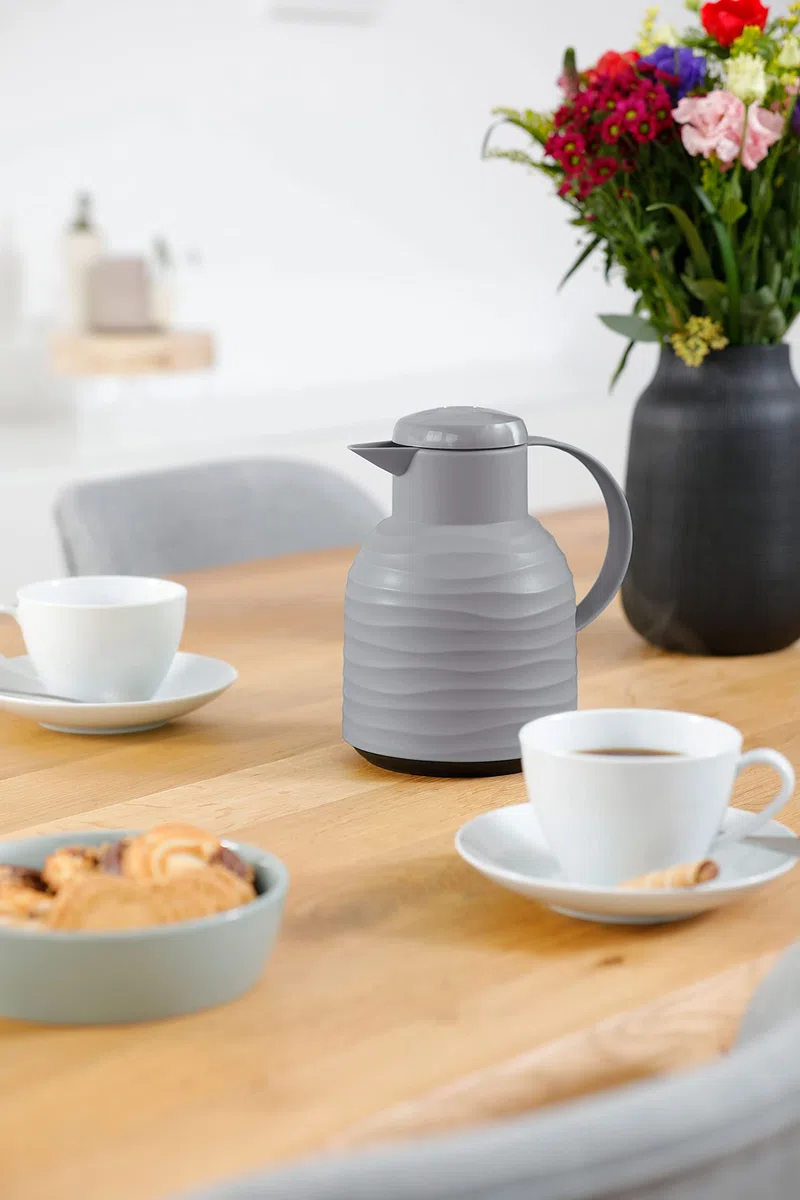 Emsa N40109 Samba Wave Isolierkanne | Quick-Press Kunststoff | Glas-Isolierkolben | Kaffeekanne: 12h heiß/24h kalt | 100 % dicht | Wave stone | 1,0 Liter