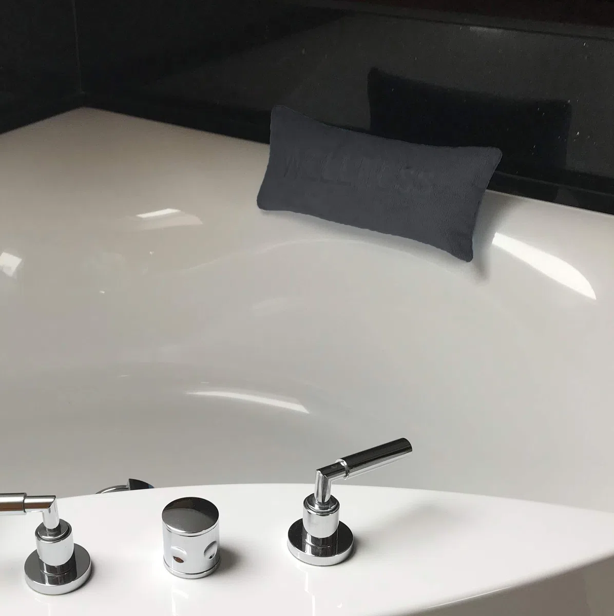 Brandsseller Badewannenkissen 40x20 cm – Wellness Nackenkissen mit Saugnäpfen für die Badewanne, weich gepolstert, waschbar mit Reißverschluss – Anthrazit