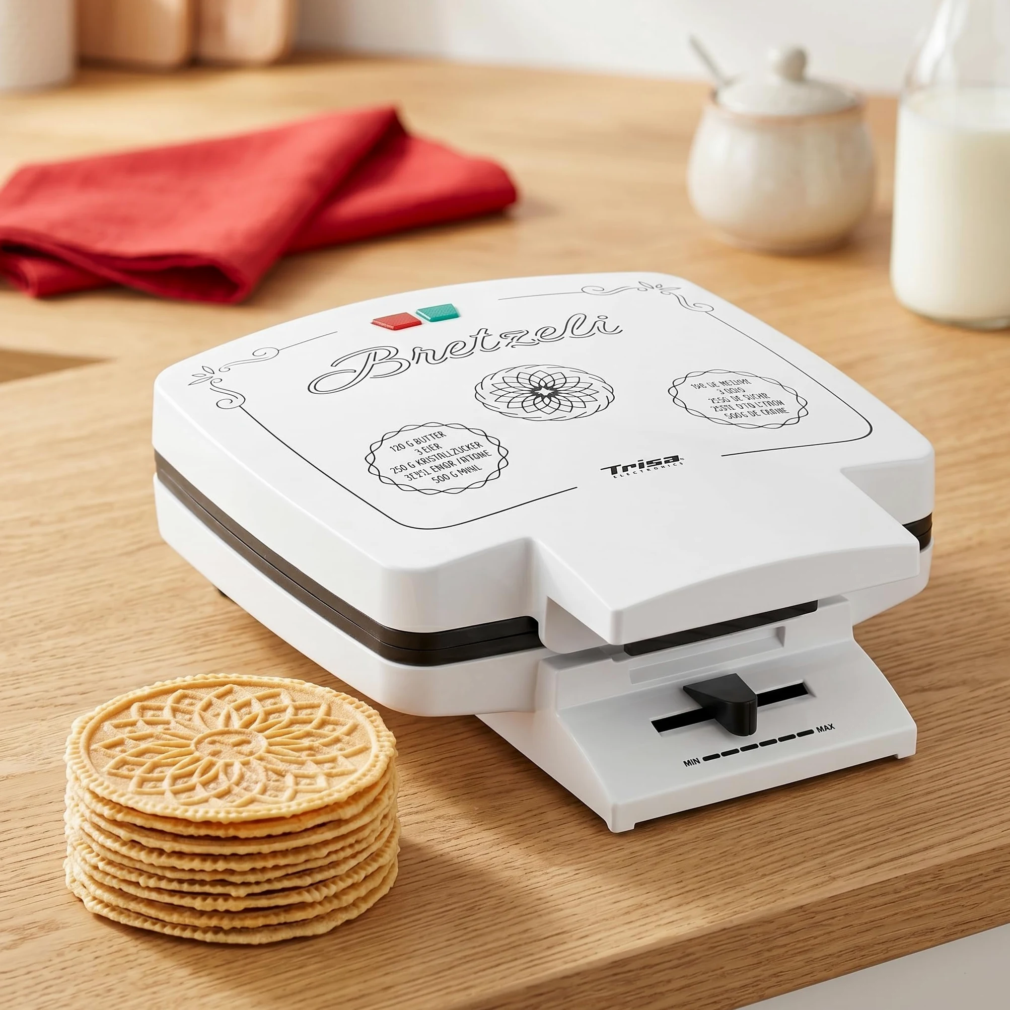 Trisa Bricelet Classique - Schweizer Bretzeli-Eisen 1000W, Premium Hörnchenautomat für 4 Waffeln mit edlen Motiv-Prägungen, Eiswaffel Maker inkl. Hörnchenformer & Rezept auf dem Deckel, Weiß