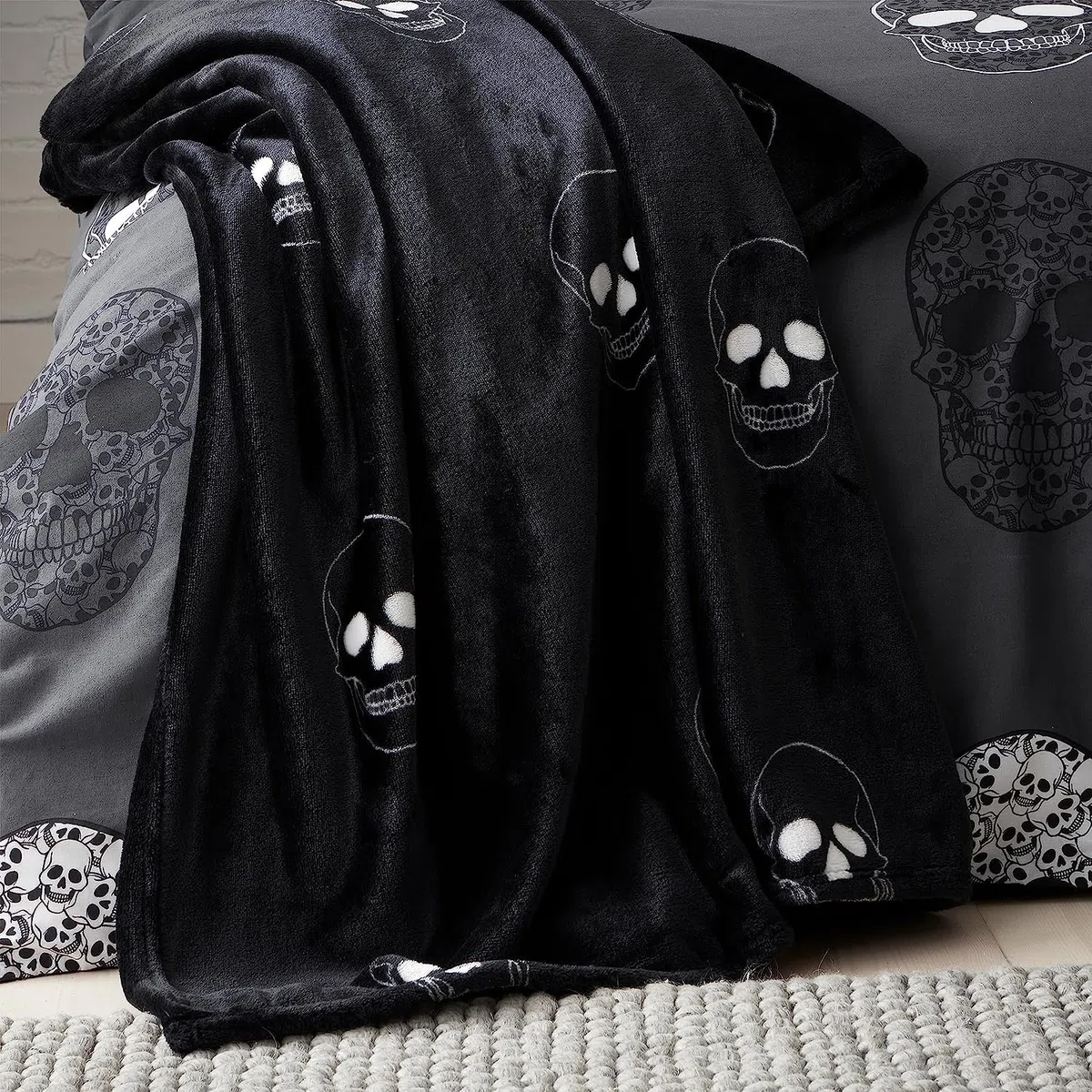 Catherine Lansfield Kuschelige Fleece-Decke mit Totenköpfen, 130 x 170 cm, Grau