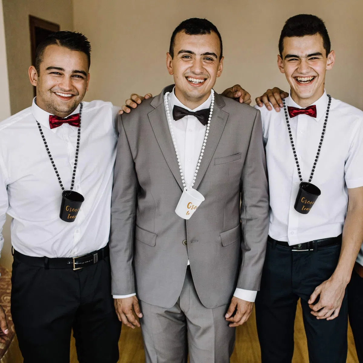 15 Stück Bräutigam Schnapsgläser mit Kette Männer Team Schnapsglas Halskette Shotgläser Becher zum Umhängen JGA Accessoires für Junggesellinnenabschied Party Hochzeit Dekoration
