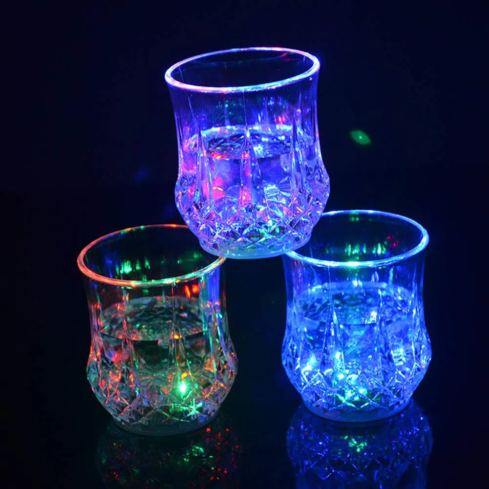 Glas Leuchtend Trinkbecher Farbwechsel Wasserglas Flüssigsensor Trinkglas mit Licht Cocktailglas Ananas Wasserbecher Beleuchtet Plastik Kristallglas Whisky Wein Barglas Party (Transparent 4 Stück)