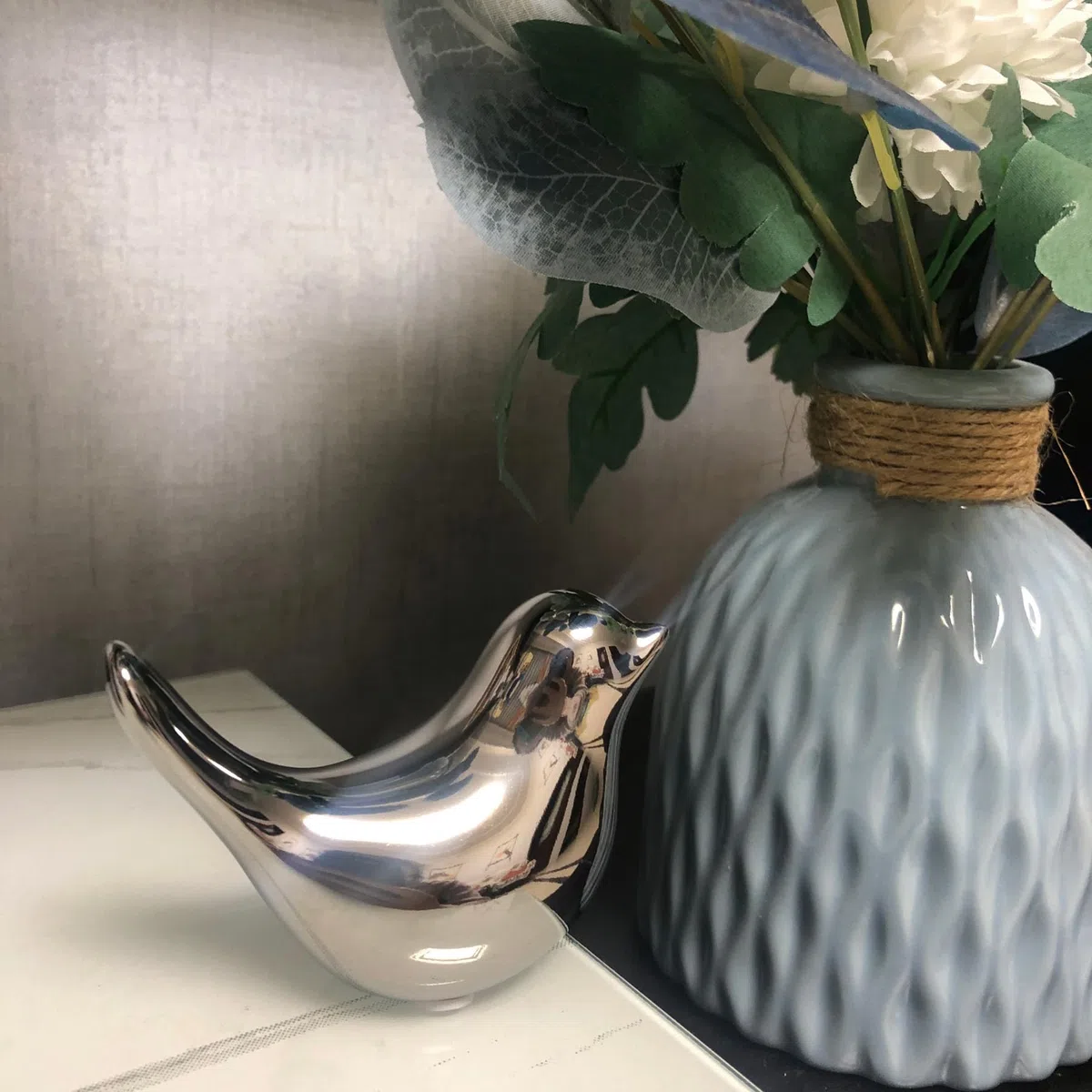 2 Stück Kleine Vögel Statuen, Keramik Vogel, Moderne Tier Vogel Skulpturen für Landschaft Garten Home Office Desktop Display Dekor (Silber)
