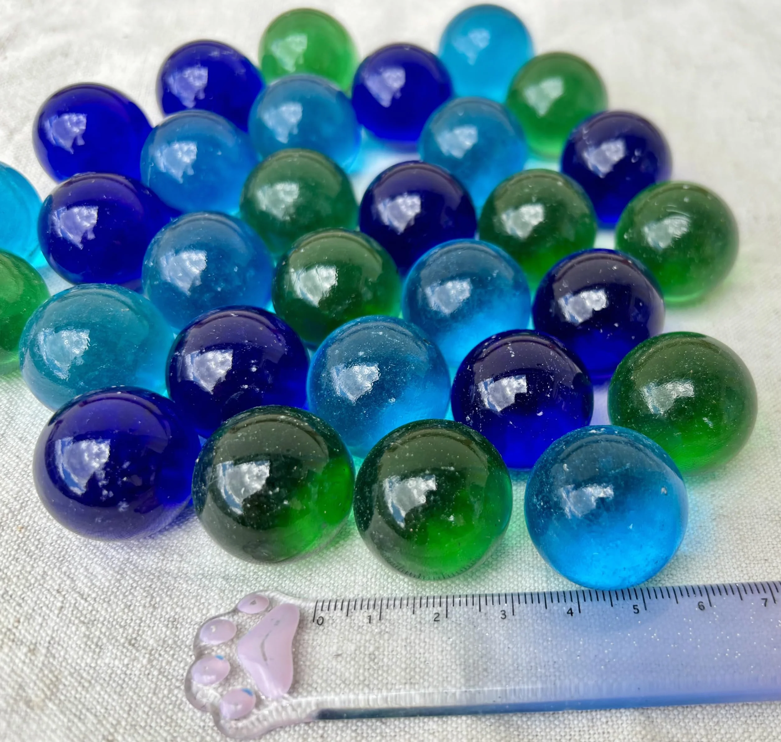 MEIERLE & Söhne 30 Große Glasmurmeln 25mm – Blaue & Grüne Glaskugeln für Deko, Vase, Tischdeko, DIY & Dekoration