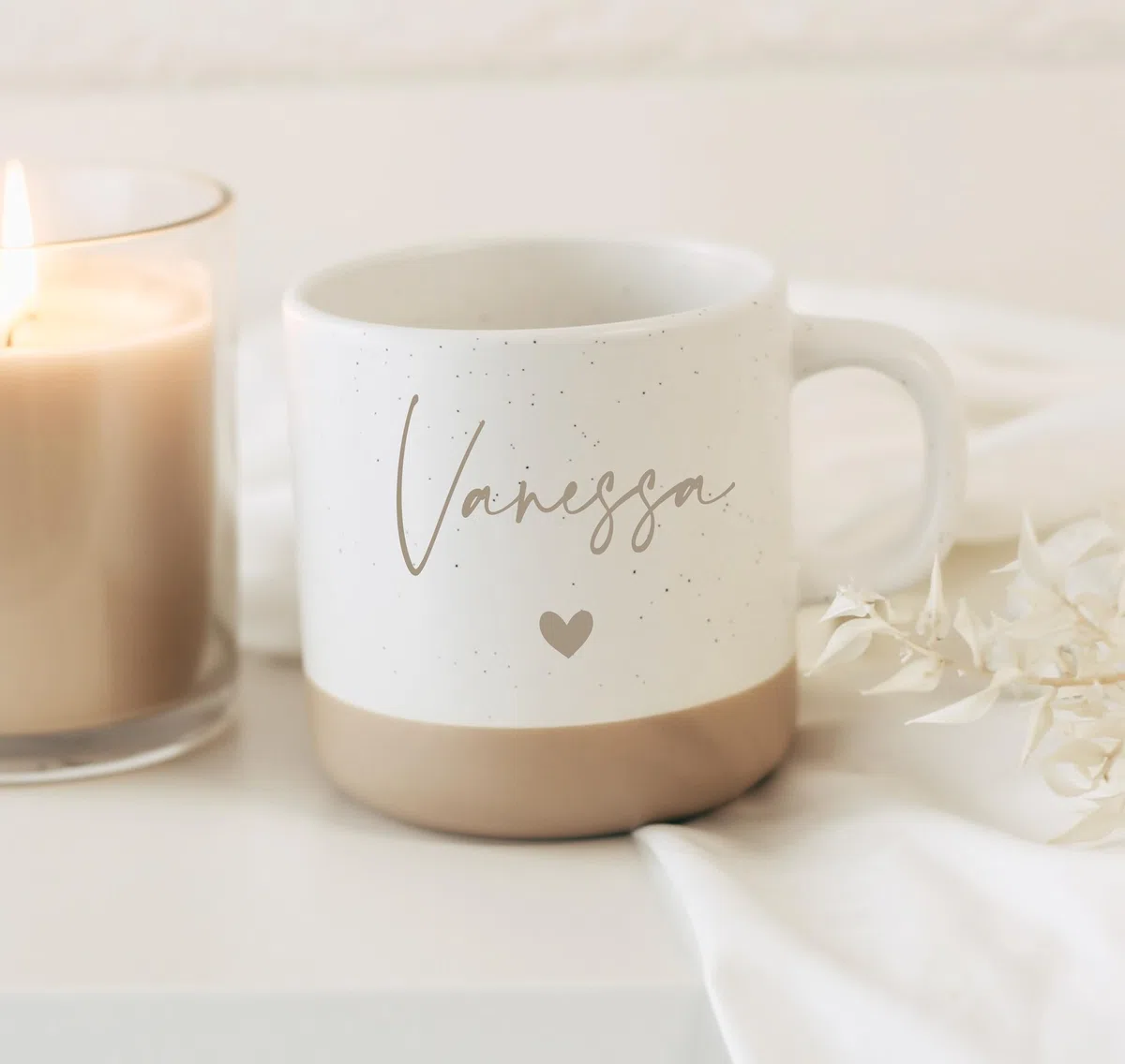 Personalisierte Keramiktasse mit Namen & Herz Design – Speckled Tasse Weiß Beige mit Namensgravur – Individuelle Kaffeetasse Geschenk für Frauen, Mama, Freundin – Geburtstag, Weihnachten, Muttertag