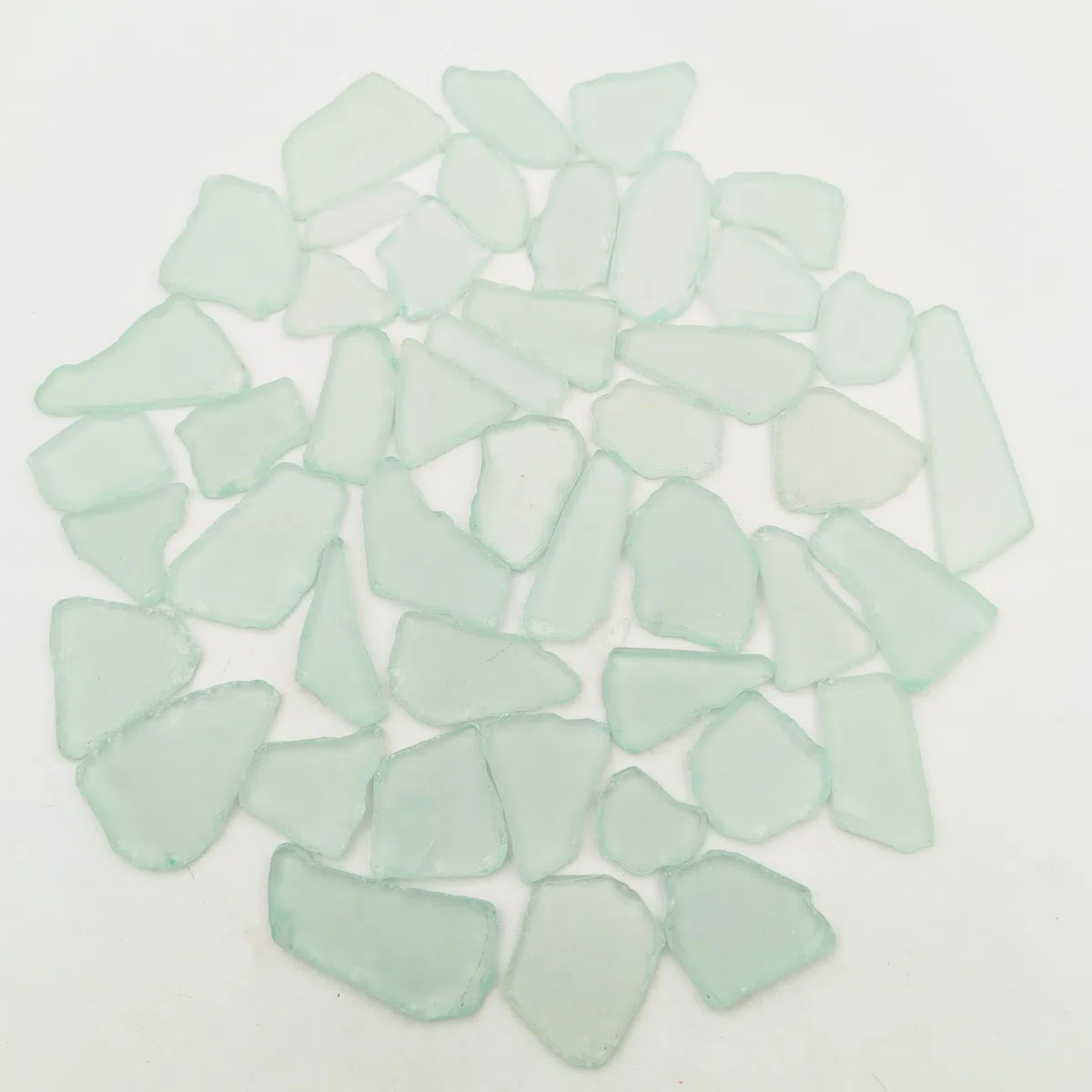 500g Unregelmäßige mattierte Glasmosaikfliesen im Großpack – DIY Bastelbedarf für Schmuck, Bilderrahmen, Untersetzer, Gartendekoration, Mosaik-Kunstprojekte für drinnen & draußen (Weiß, 2,5–6 cm)