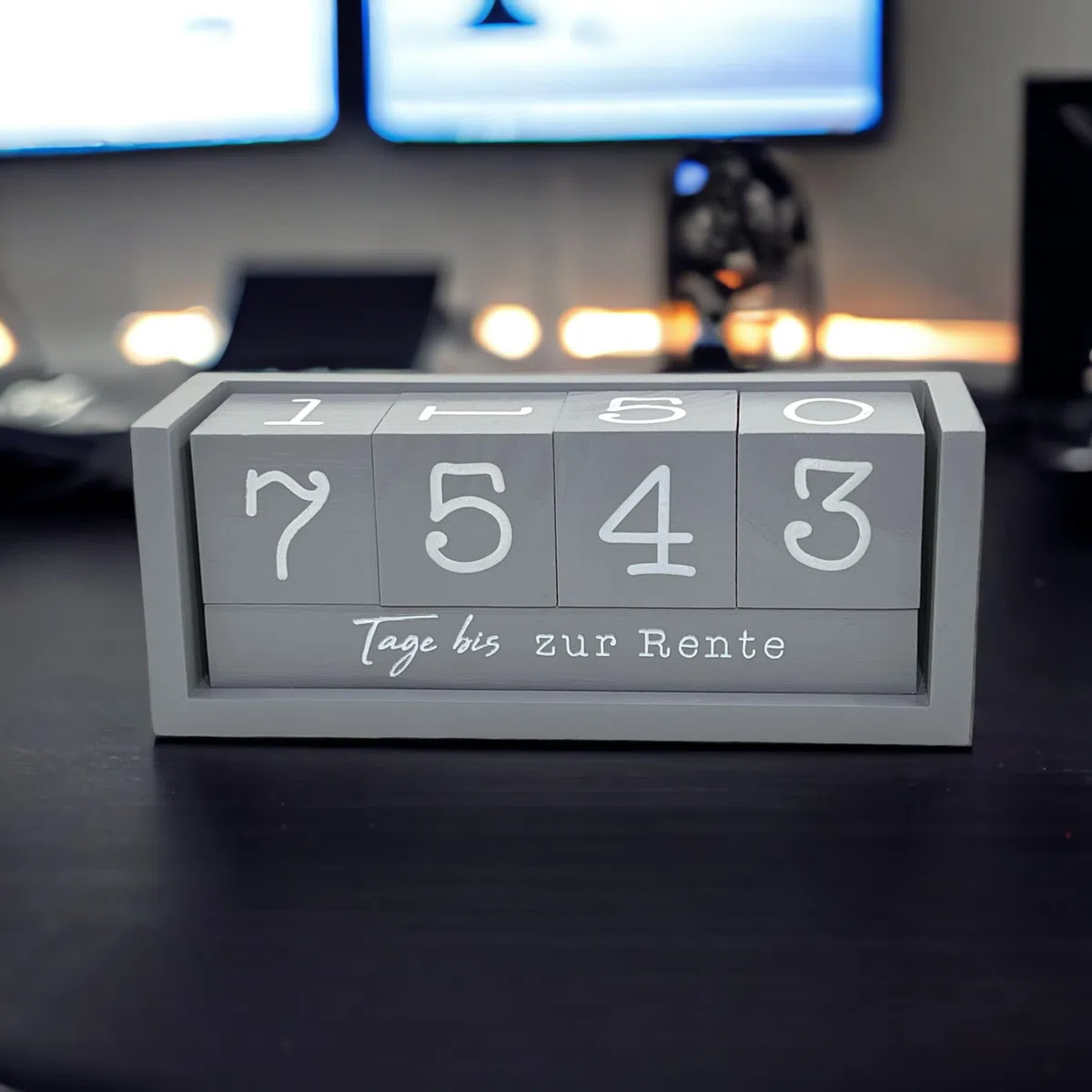 Jahres Countdown Kalender Würfel aus Holz mit Themenleiste - Dauer-Jahre-Tisch-Kalender - Lückenlose Tagezählung bis zu 432 Tagen für Hochzeiten, Geburtstage, Prüfungen und mehr (Grau)
