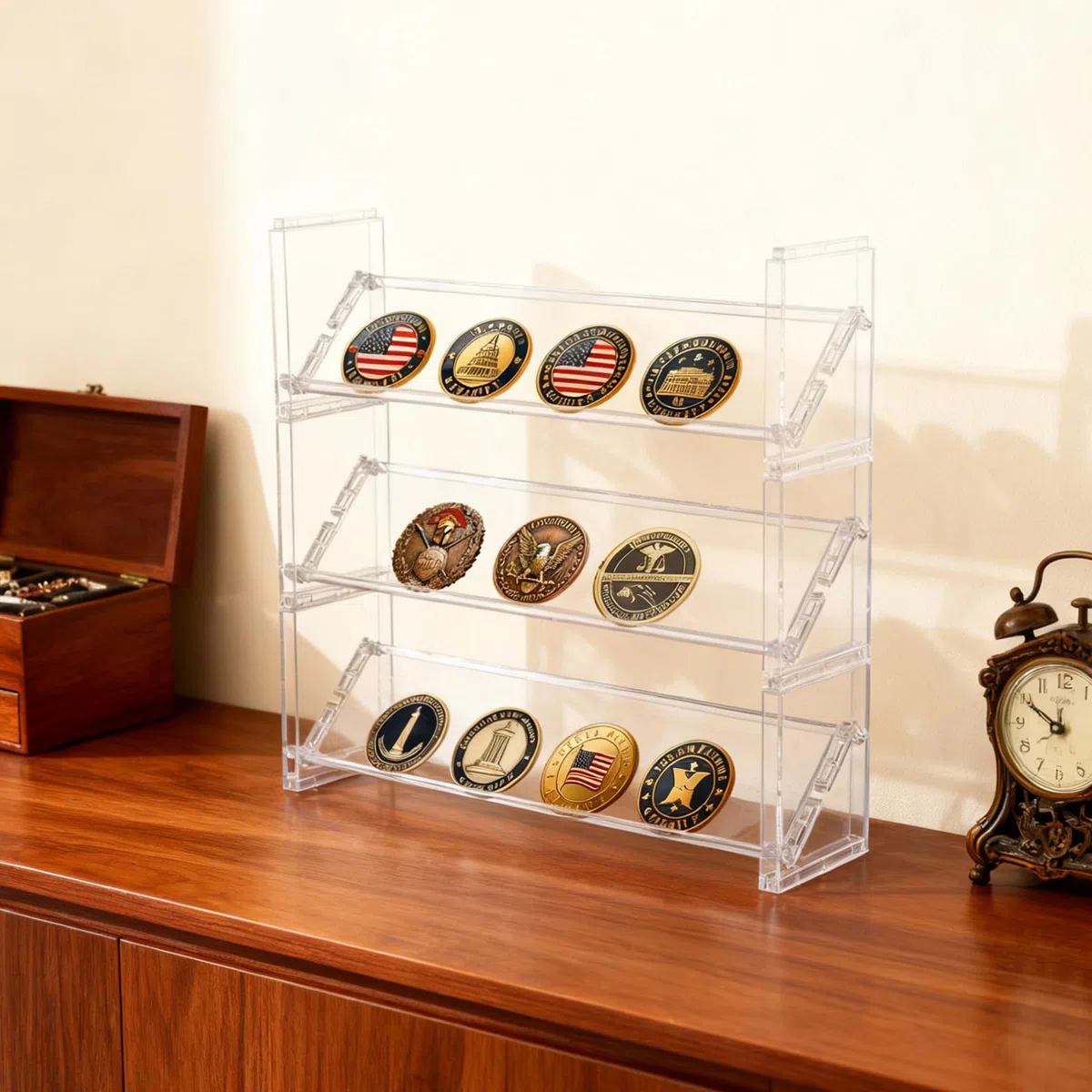 Plastik Münzen Display Regal 3‑tier – Transparenter 3‑Stufiger Münzhalter mit Kartenschlitzen – 30 cm Länge, 8 cm Tiefe, 9 cm Höhe – Stapelbar & Einzeln nutzbar für Challenge Coins