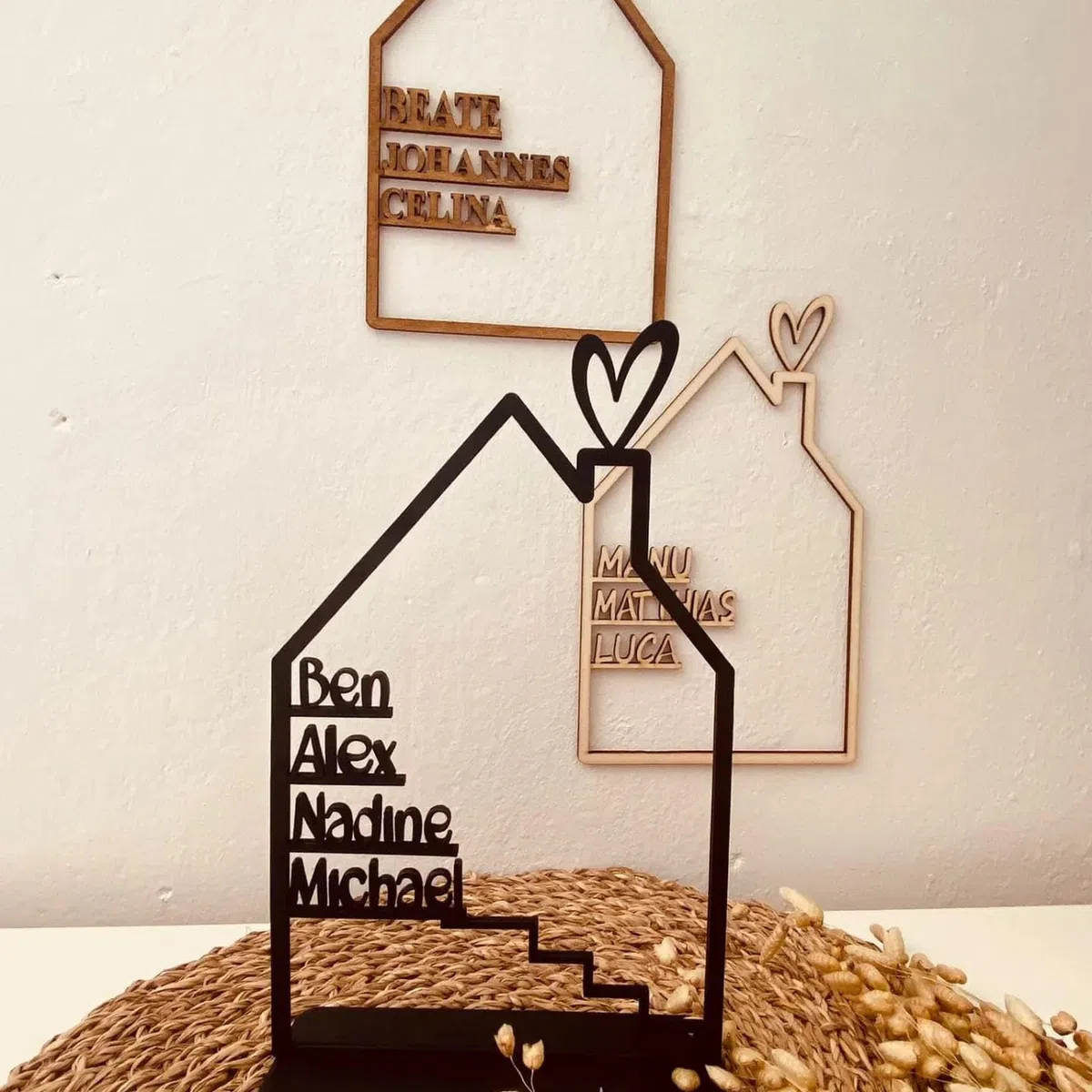 Generisch Personalisiert Haus mit Namen, Holzhaus personalisiert, 4mm Holz personalisierte Deko Wand Einzugsgeschenk, Türschild Familie, Geburtstagsgeschenk Hochzeit