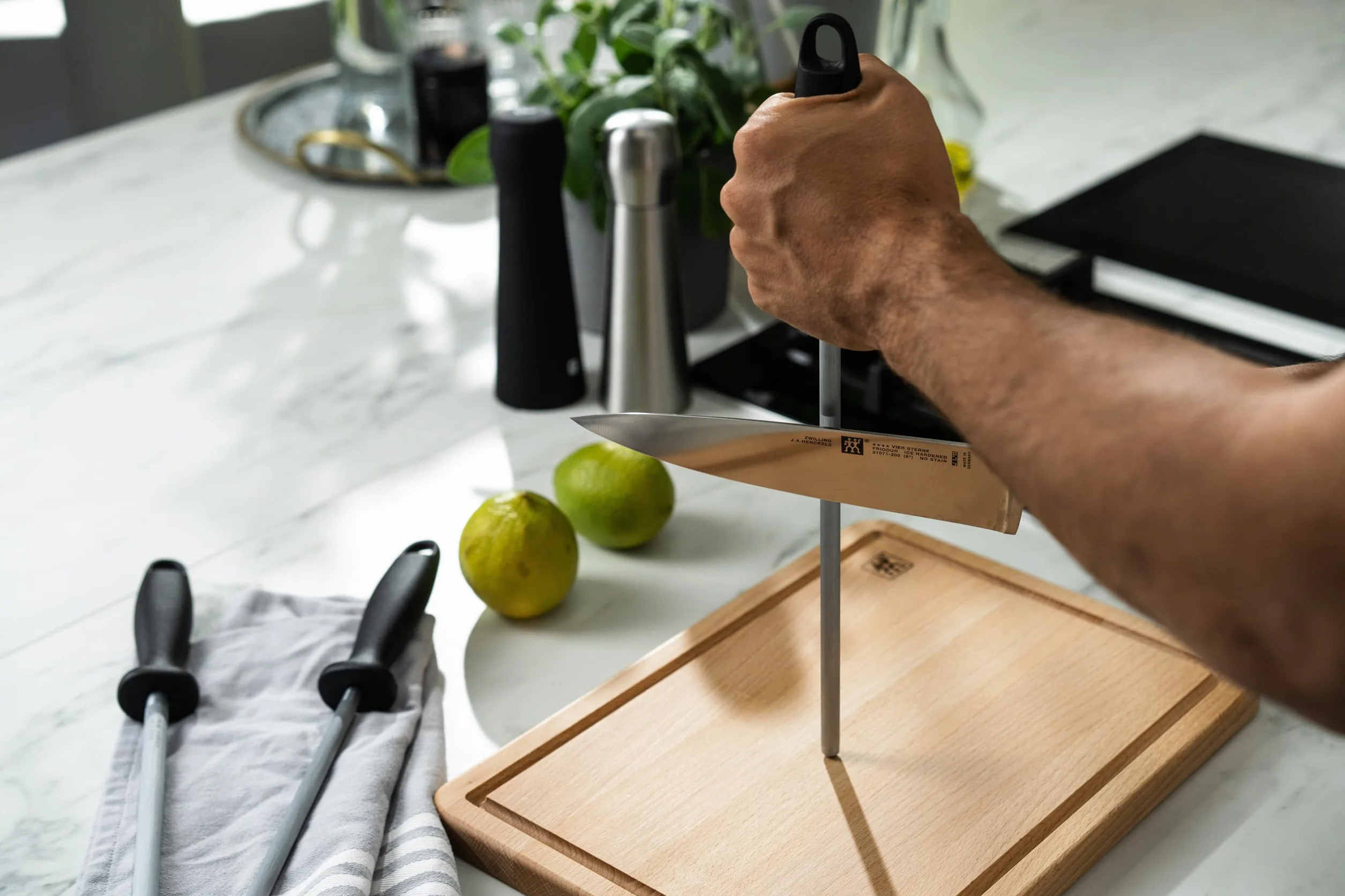 ZWILLING Wetzstahl, Verchromt, Länge: 23 cm, Kunststoffgriff mit Aufhängöse, Schwarz [Made in Germany]