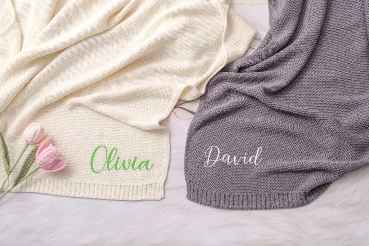 Personalisierte Babydecken – Individuell bestickte Strickdecken mit Namen Babys, Jungen und Mädchen. Perfekt für Geburtstage, Babypartys und Weihnachten