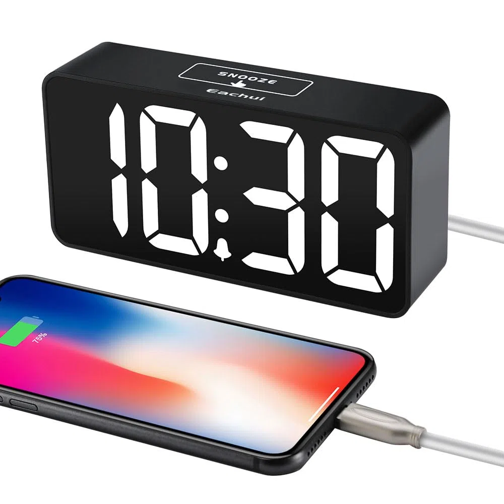 Eachui LED Wecker Digital mit Große Ziffern RGB Farbig für Kinder | USB-Ladeanschluss, Große Ziffern Display, Helligkeit und Lautstärke Regelbar, Snooze, 12/24HR, Netzbetrieben