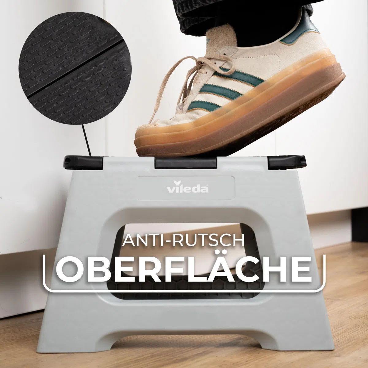 Vileda Tritthocker klappbar 23cm - für Erwachsene & Kinder bis 150kg - Inkl. Anti-Rutsch-Beschichtung - Klapphocker Faltbar 150 kg Ideal für Haushalt & Alltag - faltbarer Schemel