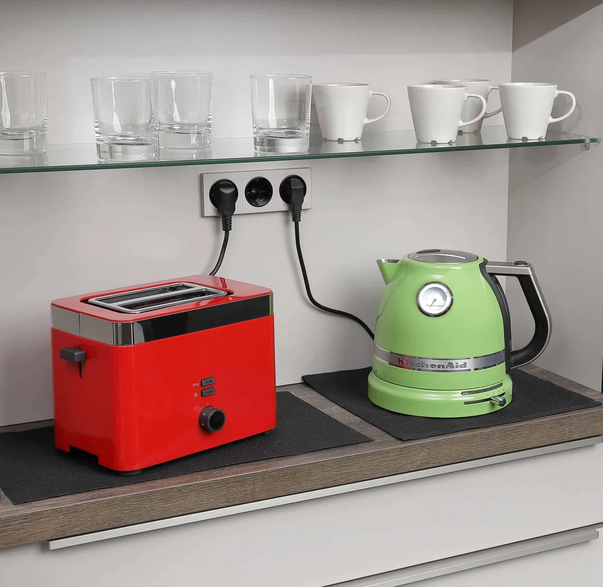 FireMat Feuerfeste Unterlage für Elektrogeräte wie Kaffeemaschinen, Mikrowelle, Wasskocher, Toaster Kochen auf Induktionsherd möglich. Black Edition (35x65cm)