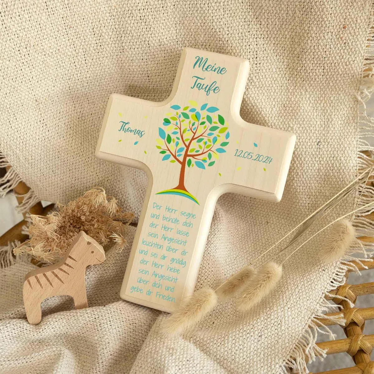 GRAVURZEILE Personalisiertes Kinderkreuz zur Taufe Kommunion und Konfirmation - Lebensbaum - Holzkreuz für Kinder personalisiert mit Text - Personalisierte Geschenke für Jungen und Mädchen - Grün