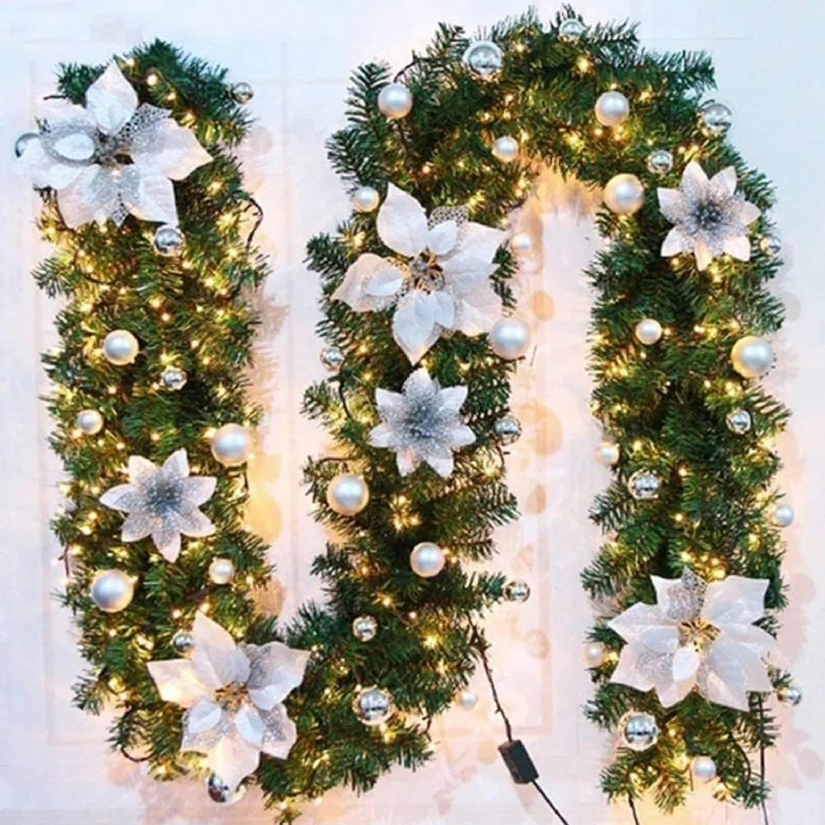 Weihnachtsgirlande, 2.7M / 9FT mit Beleuchtung, batteriebetrieben mit 30 LED, für Haus, Treppe, Kamin, Haustür, Terrasse und Garten, Weihnachtsdeko Girlande