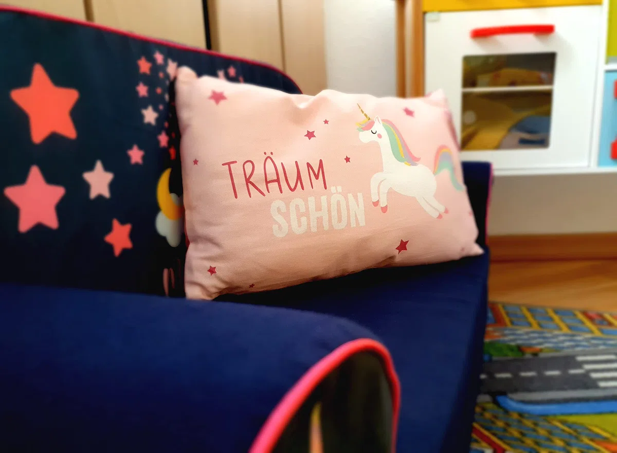 Dekohelden24 Kinder-Kuschel Kissen mit Einhorn/Aufschrift - Träum Schön - L/B/H ca. 40 x 13 x 23 cm, 100% Baumwolle