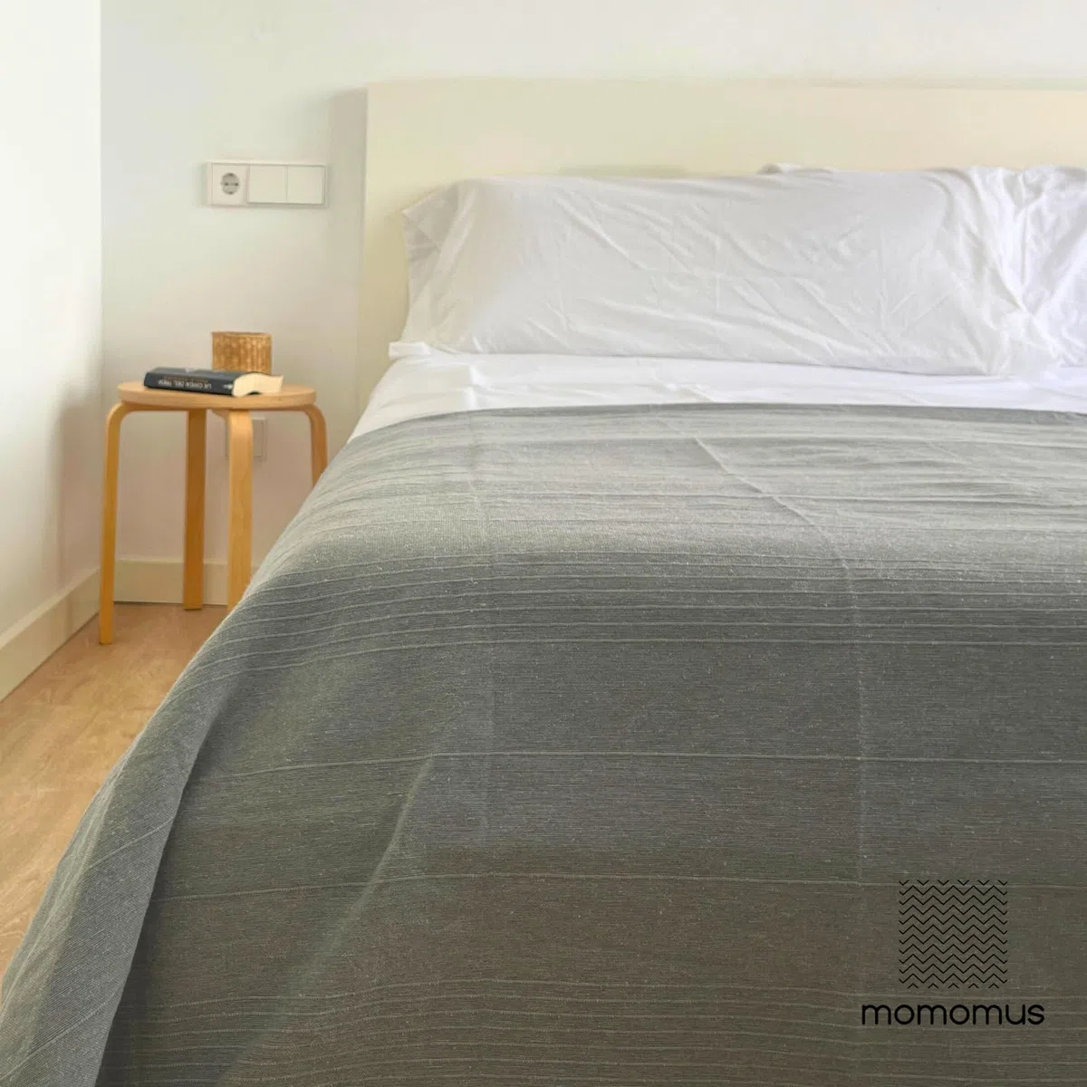 MOMOMUS Weiche Tagesdecke, Bettüberwurf Vielseitiger oder Dünne Überwurf für Bett - Leichte, Praktisch, Komfortabel - Ideal als Überwurfdecke für Sofa, Sessel und Bett - Hellgrau, 150x200 cm