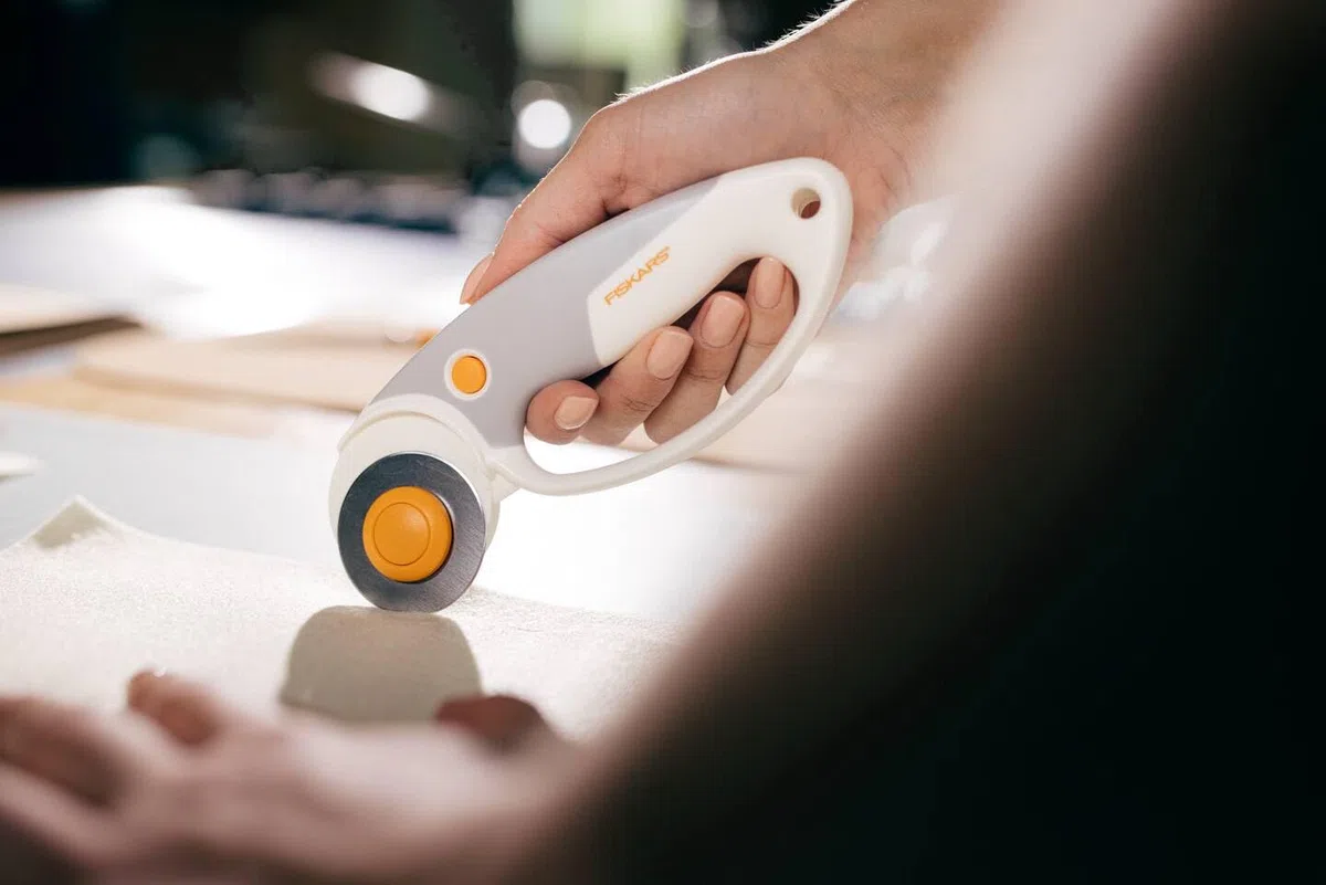 Fiskars Titan-Rollschneider, Rollmesser mit Schlaufengriff, Rechts- und Linkshändig, Klingen-Durchmesser: 45 mm, Orange/Weiß/Grau, 1066047