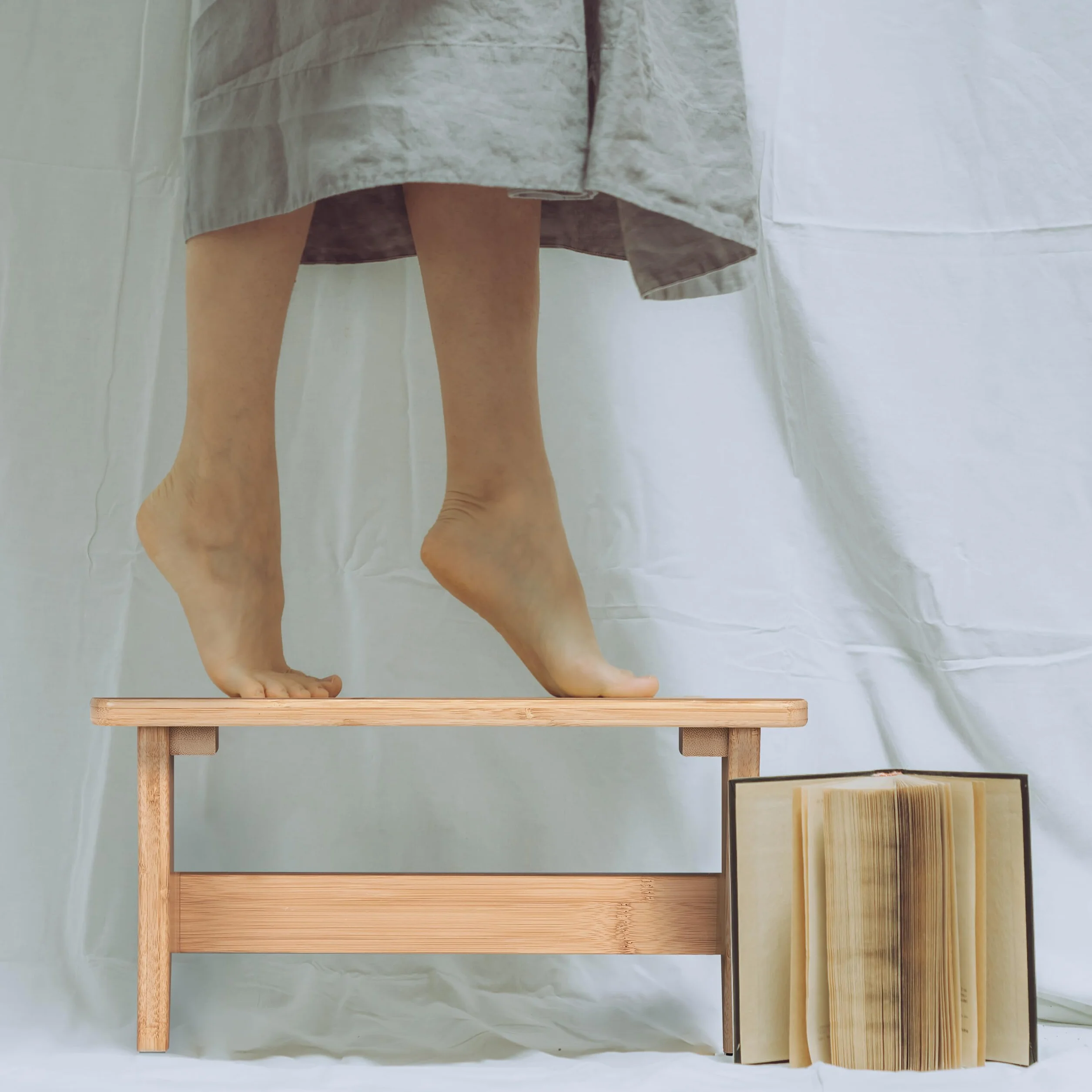 Relaxdays Hocker Bambus, Fußbänkchen, mit Griffaussparung, HBT: 20,5 x 40 x 22 cm, Kleiner Fußhocker, Schemel, Natur