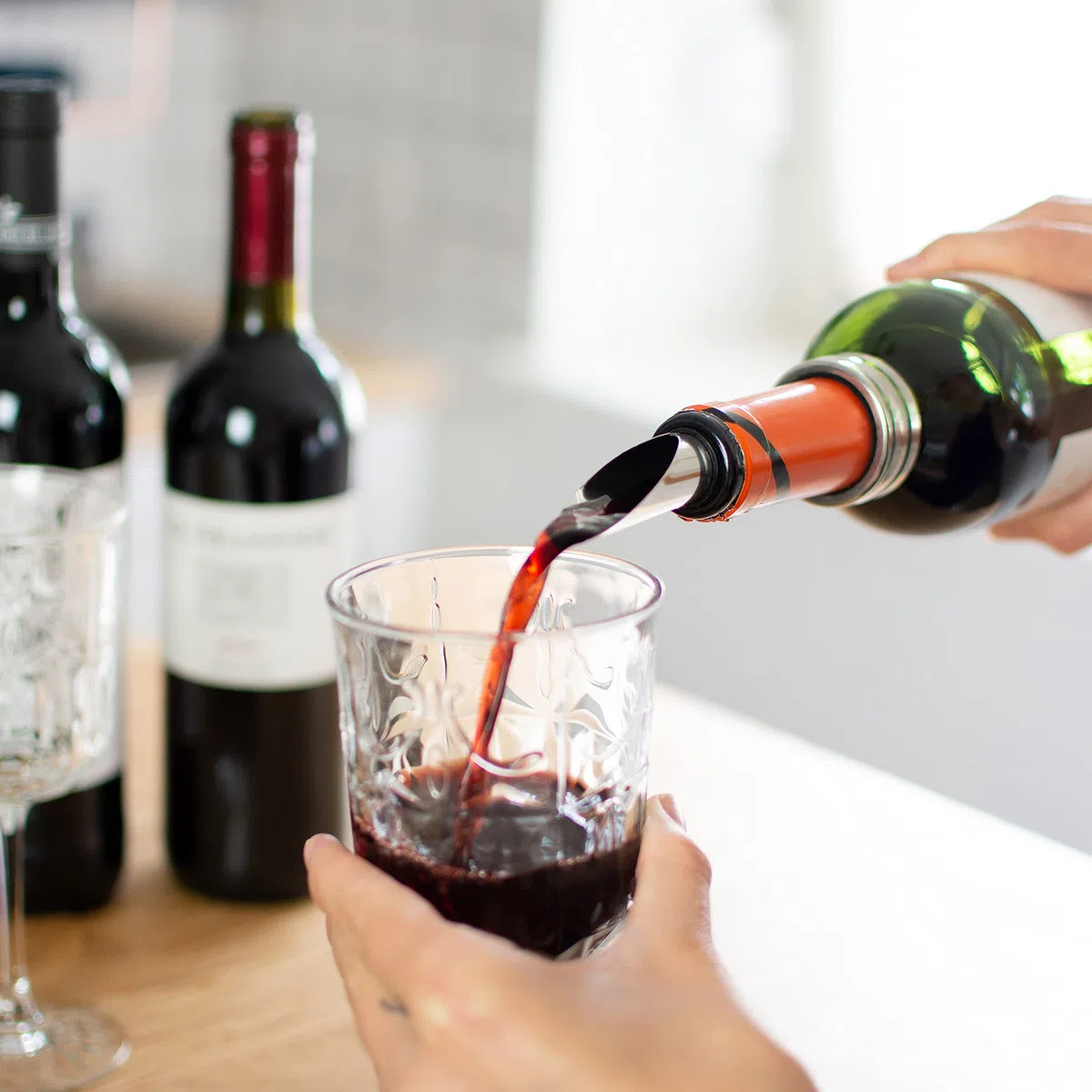 Weinöffner Set 5 TLG. - Weinflaschen Design, Schwarz - Wein Zubehör mit Folienschneider | Korkenzieher | Ausgießer | Tropfring | Edelstahlkorken