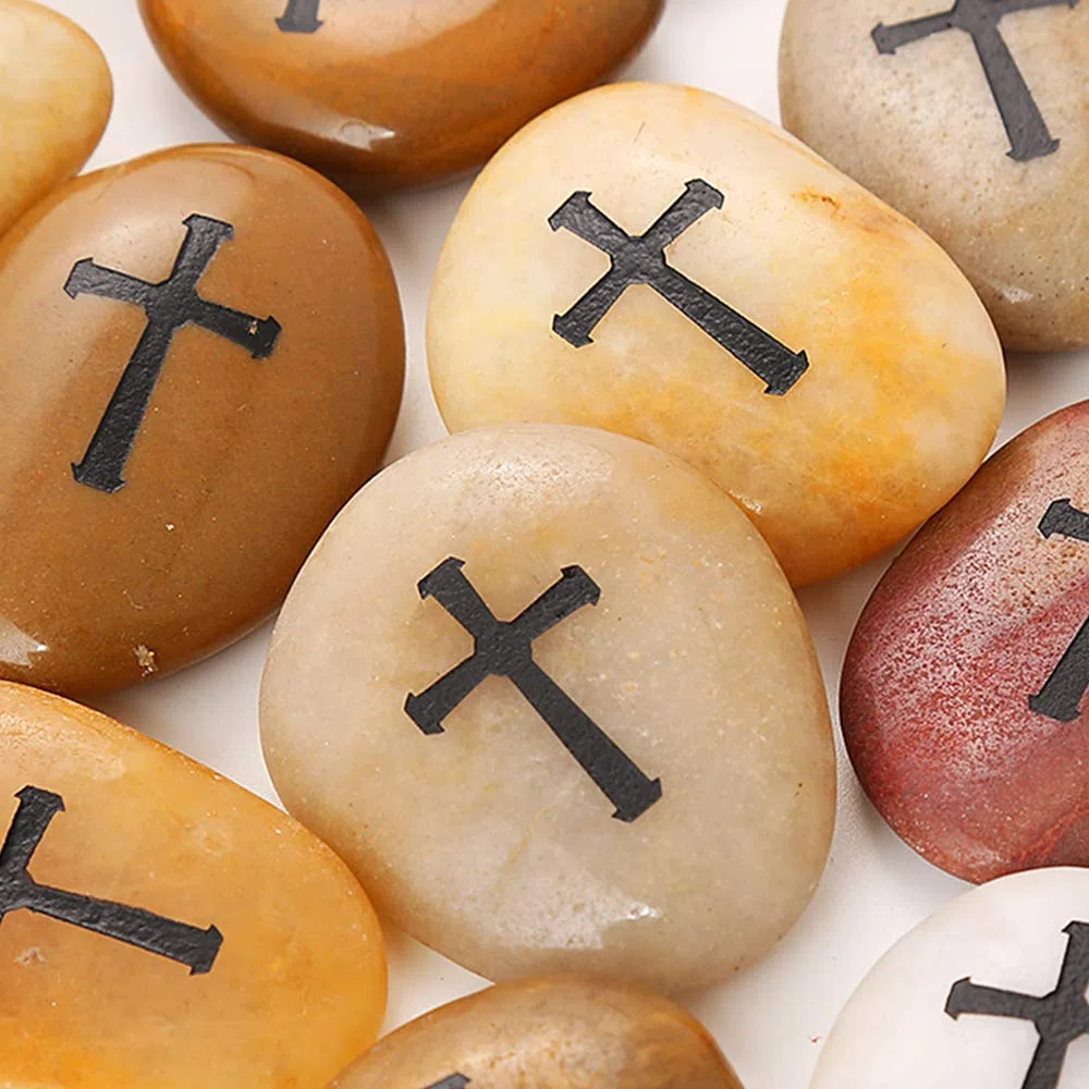 ROCKIMPACT 24 Stück Kreuz Steine mit Kreuz Glück Gravierte Steine Gravur Inspirierende Steine Glücksbringer Ermutigung Dankbarkeit Geschenk Glückssteine (Großhandel, je 5-8 cm)