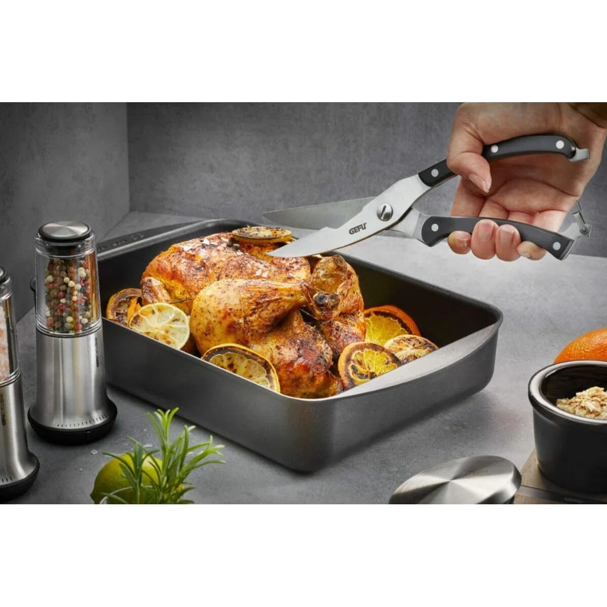 GEFU 12620 Geflügelschere VIGO – hochwertige Küchenschere, mit integriertem Knochenbrecher, scharfe Schere, mit Sicherheitsverschluss, spülmaschinengeeignet