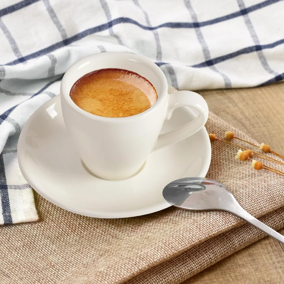 ionEgg Espressotasse aus Porzellan mit Untertasse und Mini-Löffeln aus Edelstahl, Espresso-Schnapsbecher, 80 ml, 2 Stück, Weiß
