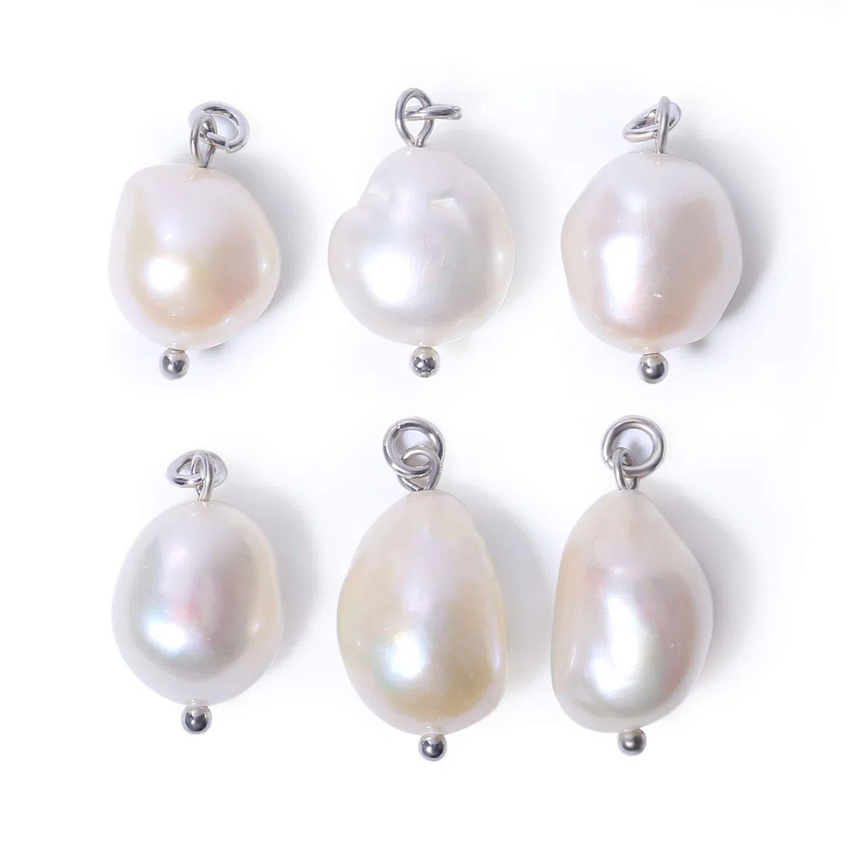 KISSPAT 6 Stück Weiße Süßwasserperlen Anhänger für DIY Schmuckherstellung, Barockperlen Anhänger Charms für Ohrringe Armband Halskette Armband Schlüsselanhänger(Silber Kaution groß)