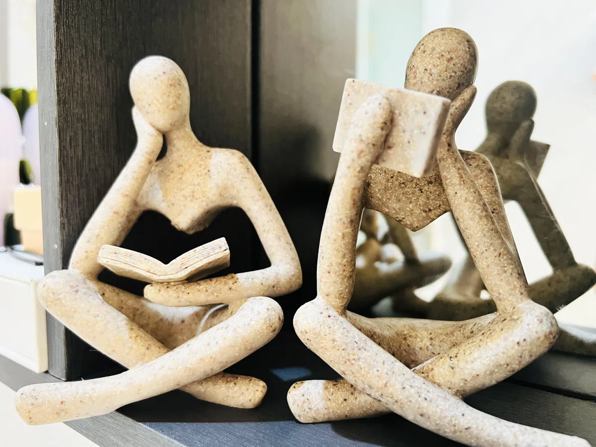 2 Stücke Wohnkultur Sandstein Lesen Denker Statue Moderne Figuren Abstrakte Ästhetische Skulptur Denker Harz Statue Set für Heimdekoration Wohnzimmer Büro Bücherregal Regal Tisch