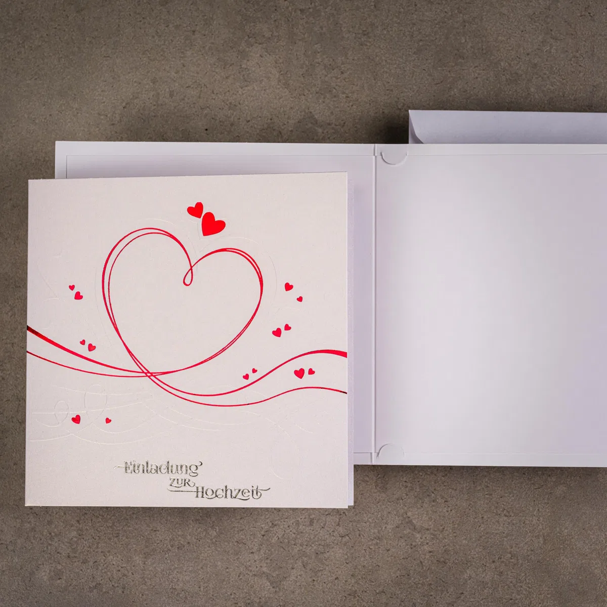 HOCHZEITSEINLADUNGEN - SATZ 20 St, 135x135mm MIT BEDRUCKBAREN EINLAGEN UND UMSCHLÄGEN FÜR HOCHZEIT – ROTE FOLIE, GEPRESSTES MUSTER AUF METALLICPAPIER, ZAP_DE_07