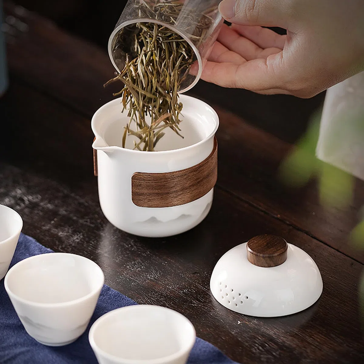 Chinesisches Gongfu-Tee-Set aus Porzellan, tragbares Keramik-Teekannen-Set, tragbare All-in-One-Mini-Reisetasche für Reisen, Zuhause, Geschenk, Outdoor-Camping, Picknick und Büro, Geschäft, Hotel