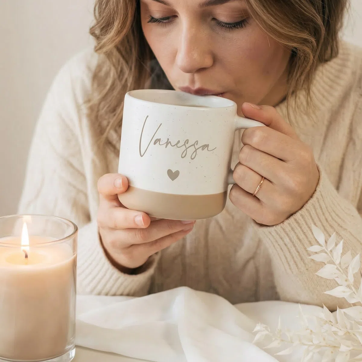 Personalisierte Keramiktasse mit Namen & Herz Design – Speckled Tasse Weiß Beige mit Namensgravur – Individuelle Kaffeetasse Geschenk für Frauen, Mama, Freundin – Geburtstag, Weihnachten, Muttertag