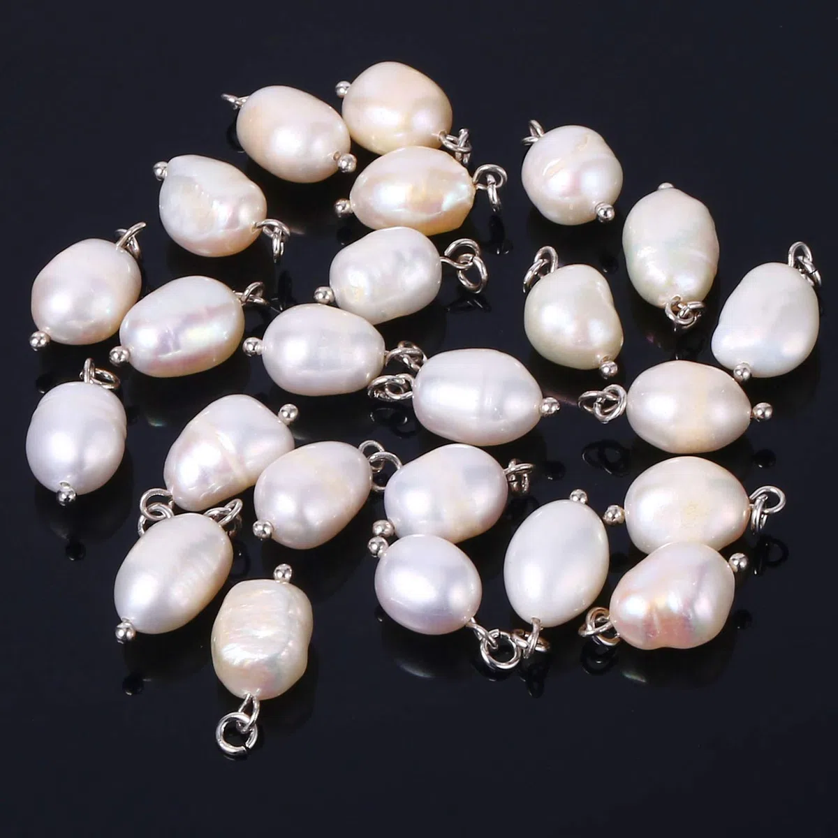 KISSPAT 6 Stück Weiße Süßwasserperlen Anhänger für DIY Schmuckherstellung, Barockperlen Anhänger Charms für Ohrringe Armband Halskette Armband Schlüsselanhänger(Silber Kaution groß)