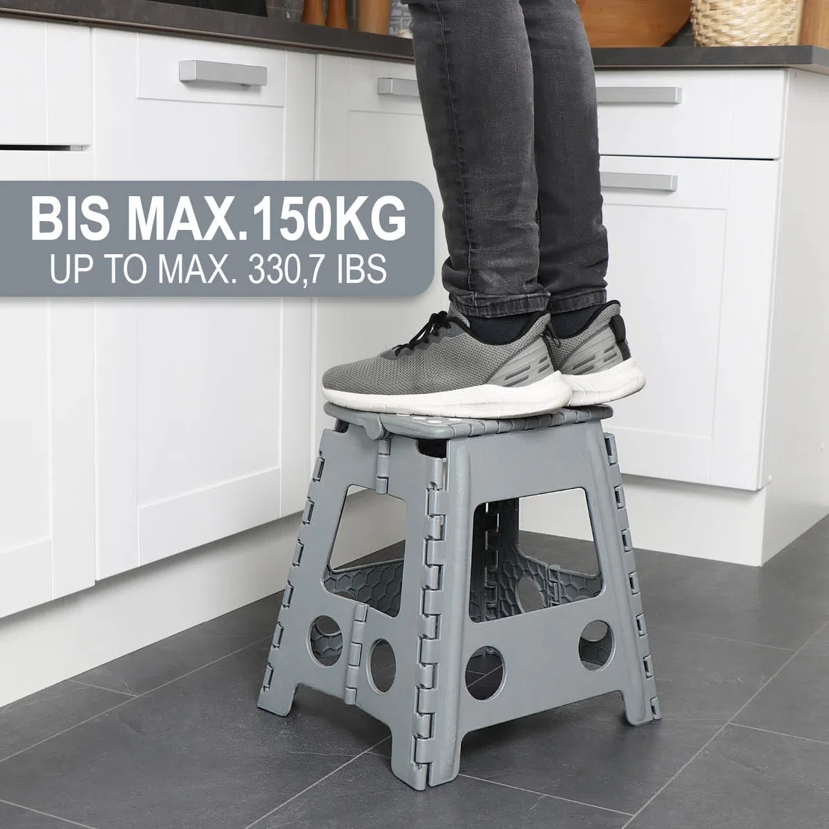 com-four® Klapptritt mit Gumminoppen XXL - Faltbarer Tritthocker - tragbare Aufstiegshilfe für Haushalt, Küche, und Bad - Rutschfester Klapphocker - Tragkraft bis 150 kg (weiß/grau XXL - 1 Stück)
