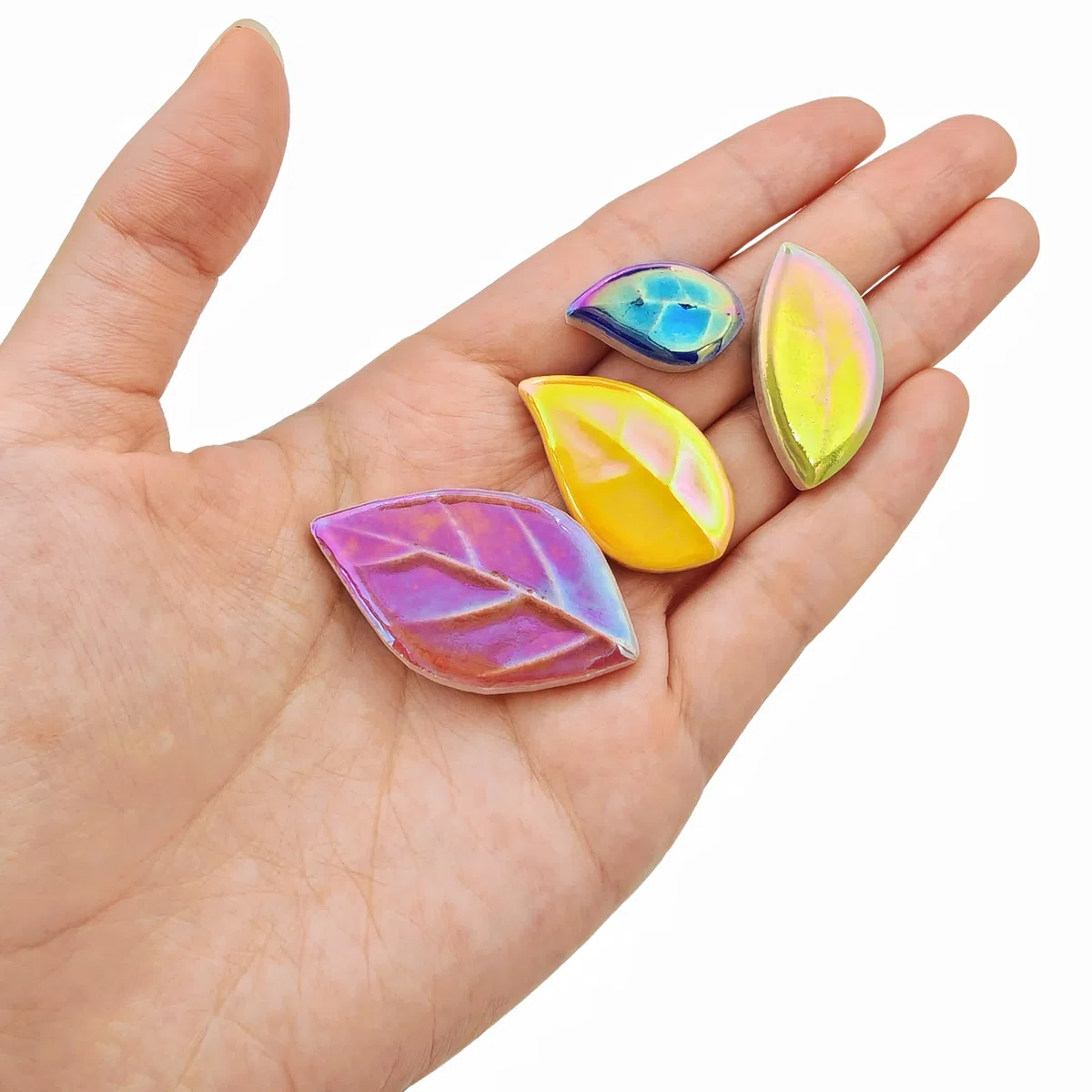 500g/0,5kg Blattförmige Keramik-Mosaikfliesen, Keramik-Mosaikstücke zum Basteln, Mosaikfliesen für Heimdekoration oder DIY-Bastelarbeiten, Mosaikherstellungsbedarf. (Schillernde gemischte Farben)