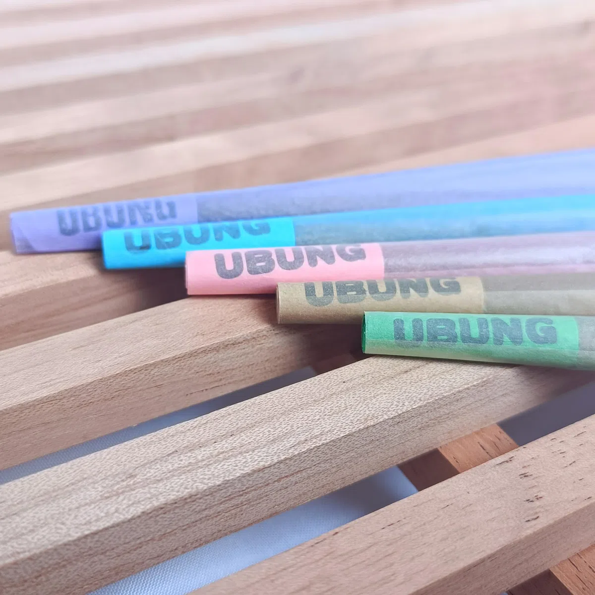 UBUNG Rainbow Cones | 100 King Size Konisch vorgedrehte Hülsen ​(5 Farben) Einschließlich 1 Trichterlader und 1 Putter für Verpackunge