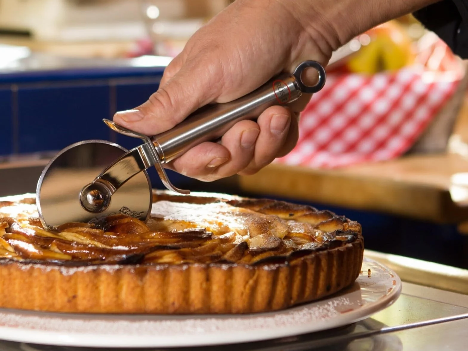 RÖSLE Pizzaschneider, Hochwertiges Pizzamesser mit stabilem Rad, beidseitig geschliffene Klinge, Handschutz, Edelstahl 18/10