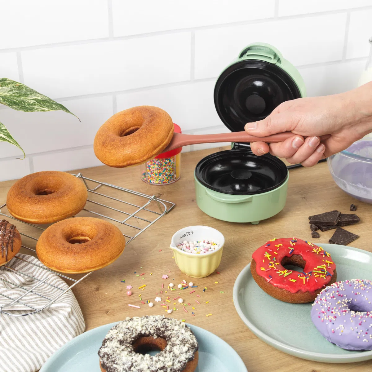 Giles & Posner Doughnut Maker – Einzelne große Donut-Maschine, PFAS-freie Antihaftbeschichtung, leicht zu reinigen, 12,5 cm Plattengröße, Anzeigeleuchten, süße Leckereien, Cool-Touch-Griff, 550 W