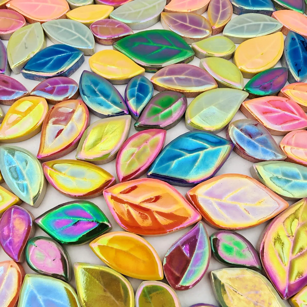 500g/0,5kg Blattförmige Keramik-Mosaikfliesen, Keramik-Mosaikstücke zum Basteln, Mosaikfliesen für Heimdekoration oder DIY-Bastelarbeiten, Mosaikherstellungsbedarf. (Schillernde gemischte Farben)