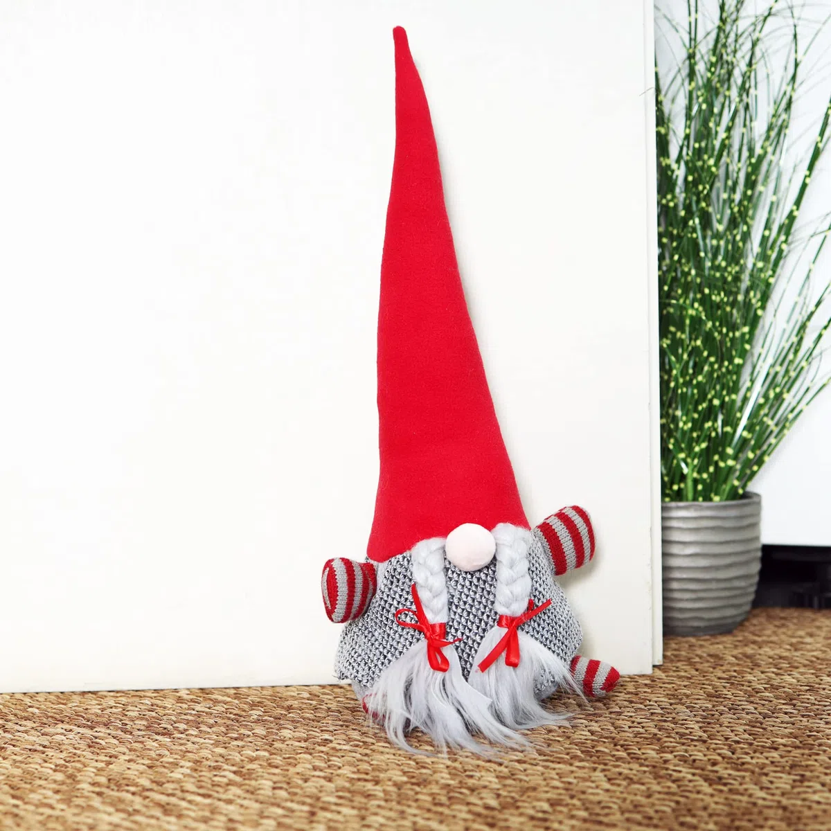 com-four® Wichtel Zwerg mit roter Zipfelmütze 40 cm - 1,4 kg schwerer Türstopper - Weihnachtsdeko Figur im nordischen Design - Kantenhocker, Buchstütze (Wichtel - rote Mütze grauer Zopf)
