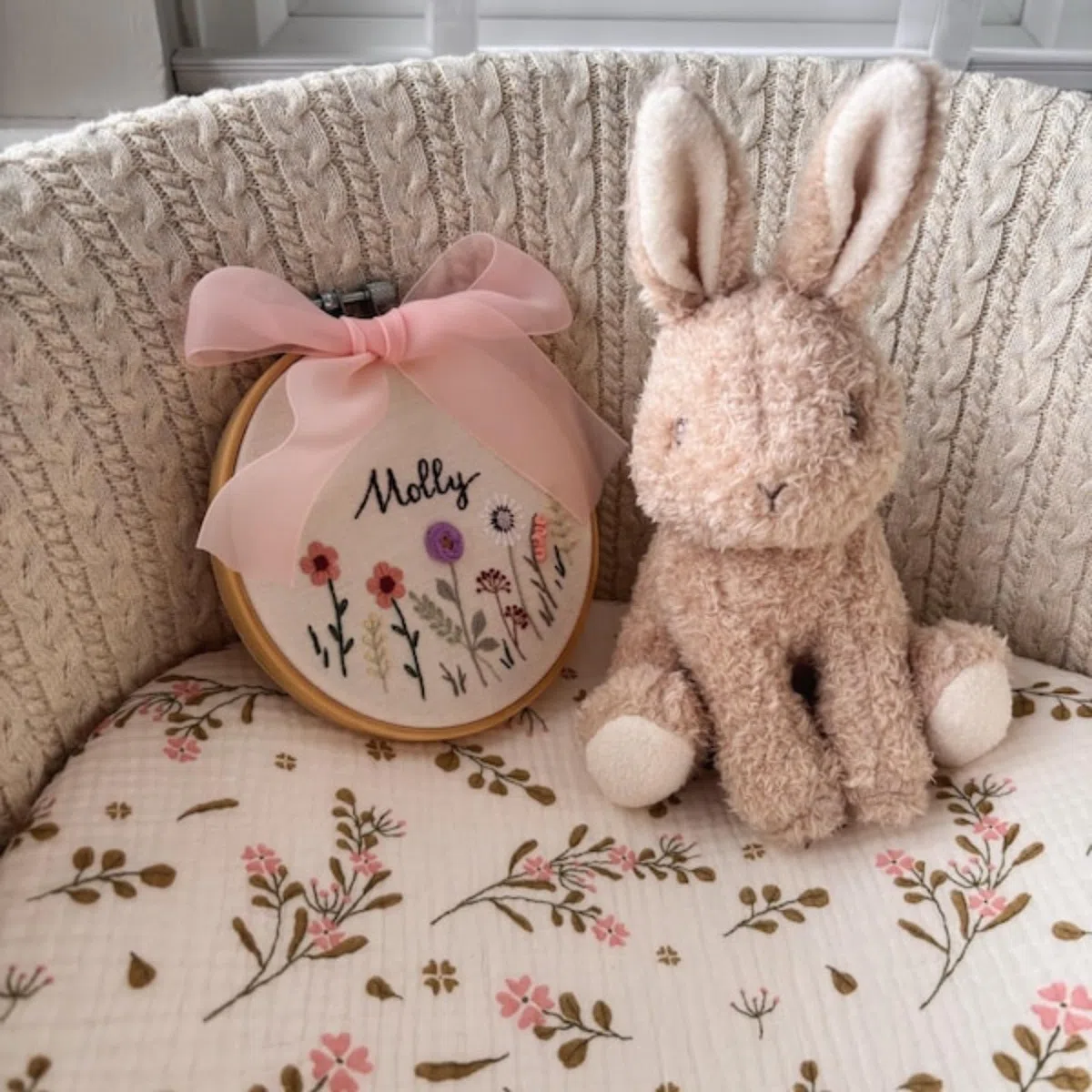Individuell bestickter Holzrahmen, Namensbanner, Blumenname, Stickrahmen, Kunst, Jubiläumsdekoration, Ringhalter, Babyparty, Brautparty, Hochzeitsdekoration, hängende Ornamente (25 cm 9,8)