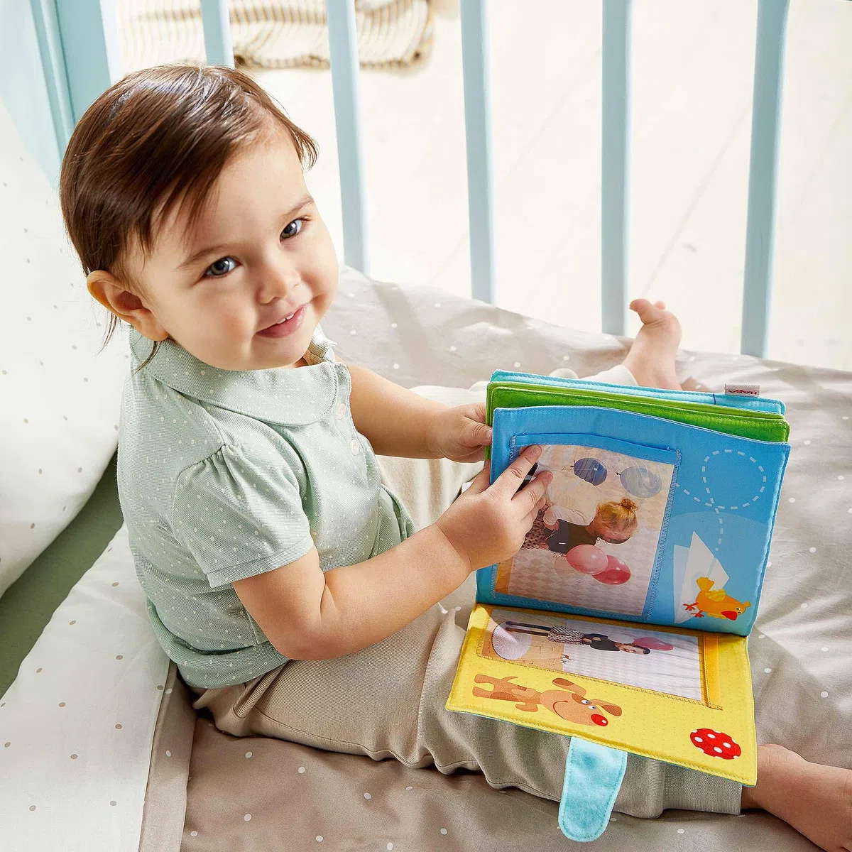 HABA Baby-Fotoalbum: Spielgefährten – Weiches Stoffalbum mit 10 Seiten und 8 Einstecktaschen für Fotos im Format 10 x 15 cm, Babyalbum ab 12 Monaten – 1303143001