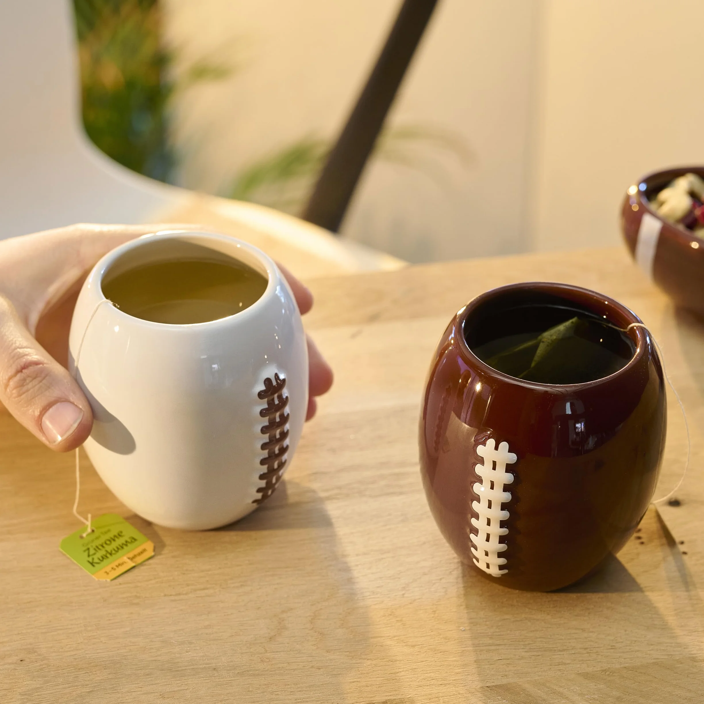 40YARDS American Football Tasse/Kaffeebecher (330 ml) im 2er Set aus Keramik mit erhabener Football Naht für Cappuccino, Flat White, Americano, Tee & mehr